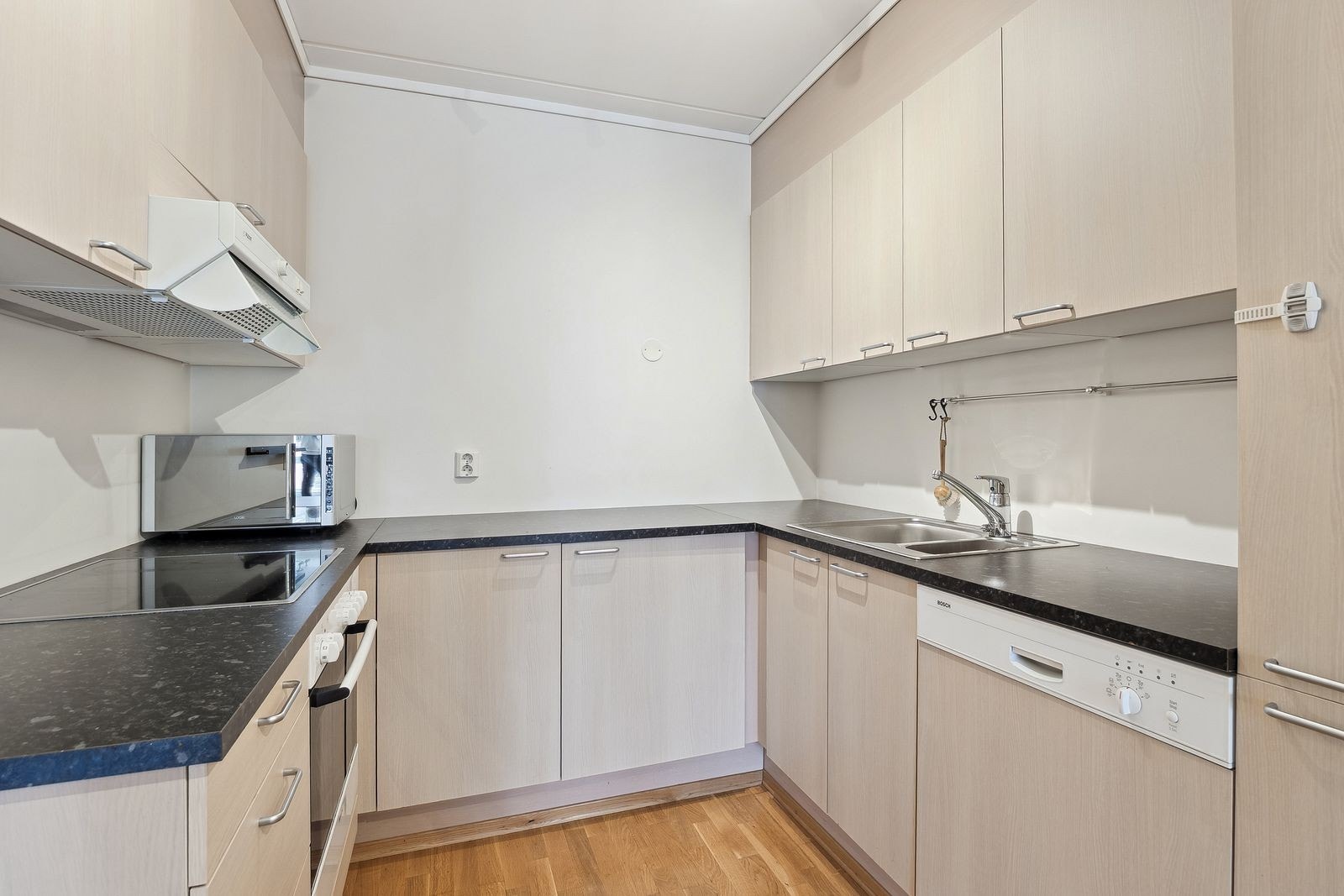 Hvitevarer: kombiskap, oppvaskmaskin, komfyr, steketopp og mikrobølgeovn. Galleribilde