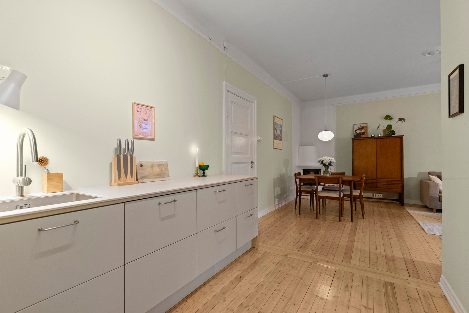 Kjøkkenet har meget god benkeplass og rikelig med oppbevaring i skuffer og overskap. Galleribilde