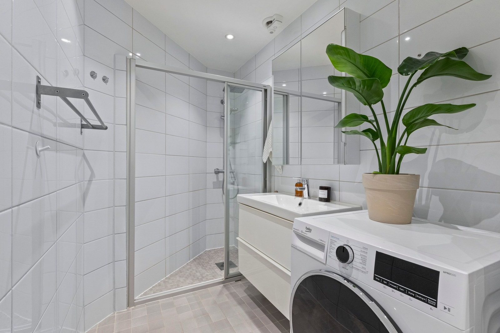 Badet inneholder alt man trenger for en praktisk enkel hverdag. Galleribilde