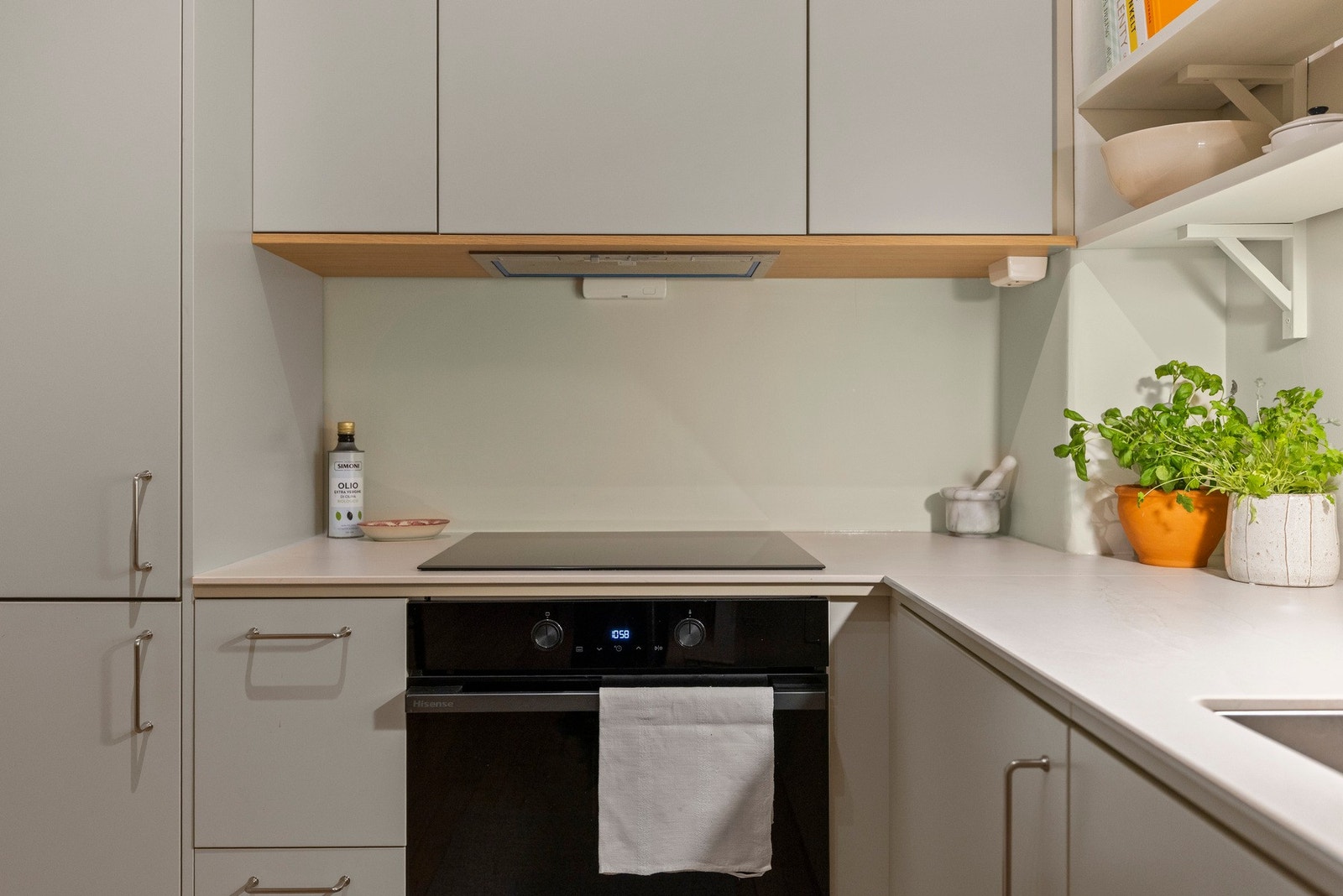 Det er montert integrert induksjonstopp og stekeovn. Det er også integrert kjøle-/ fryseskap og oppvaskmaskin. Galleribilde