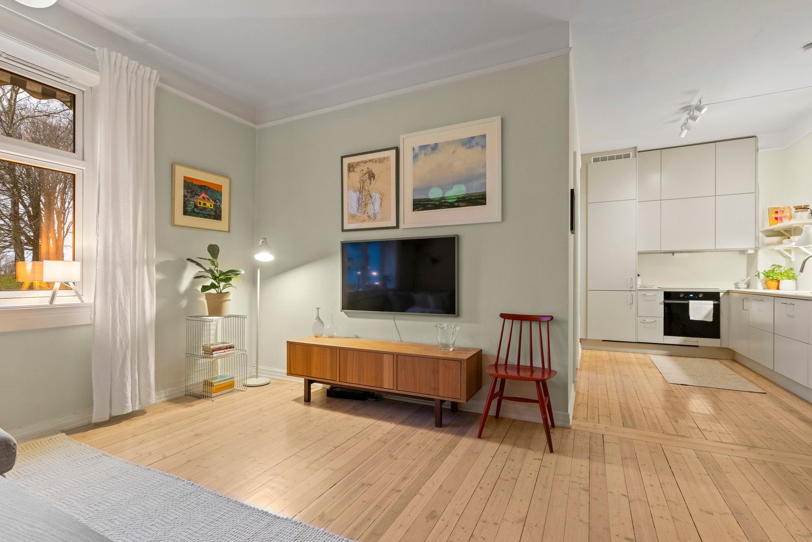 Den åpne løsningen gjør det enkelt å servere nydelige retter til familie og gjester. Galleribilde