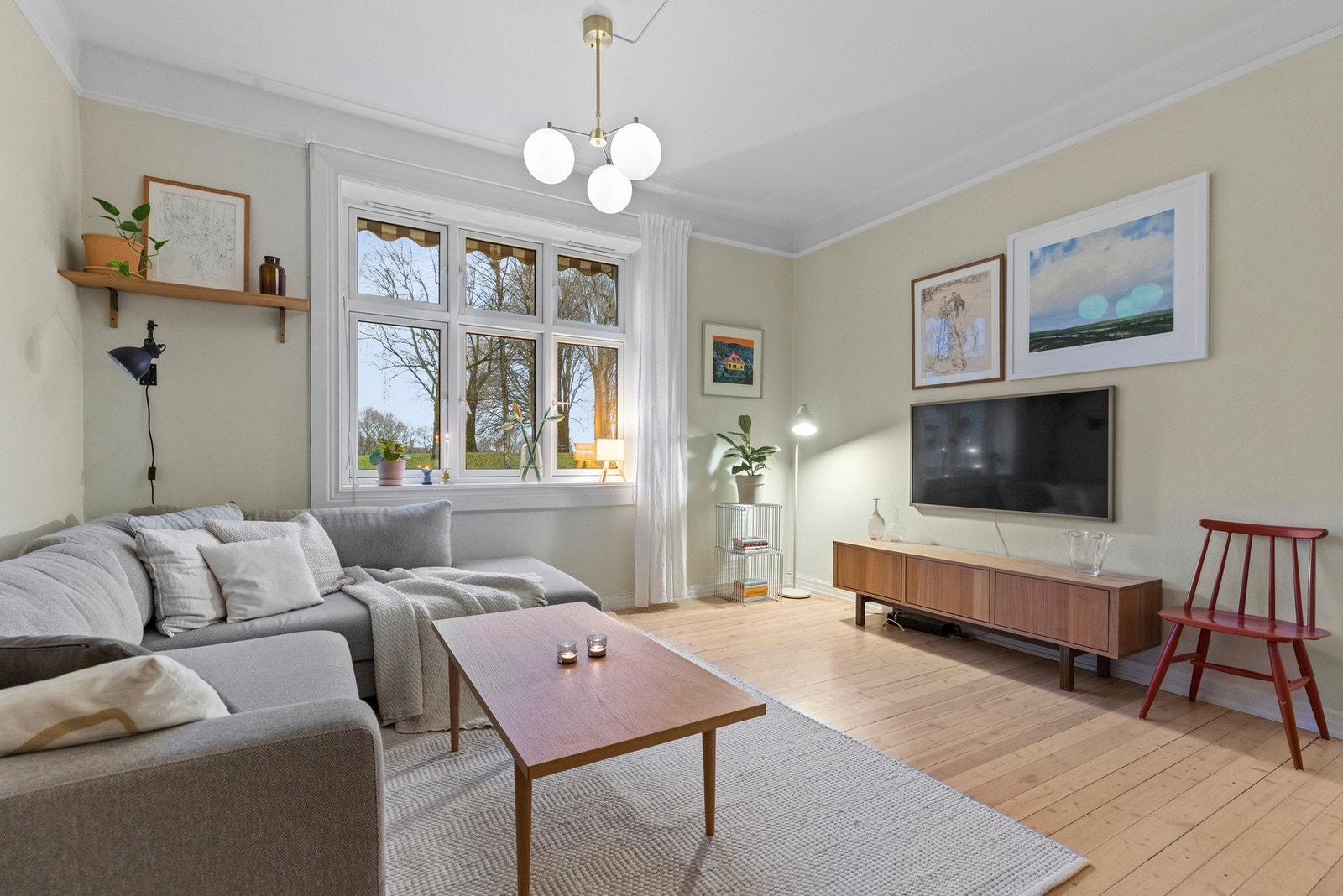 Store vindusflater slipper inn rikelig med naturlig dagslys. Galleribilde