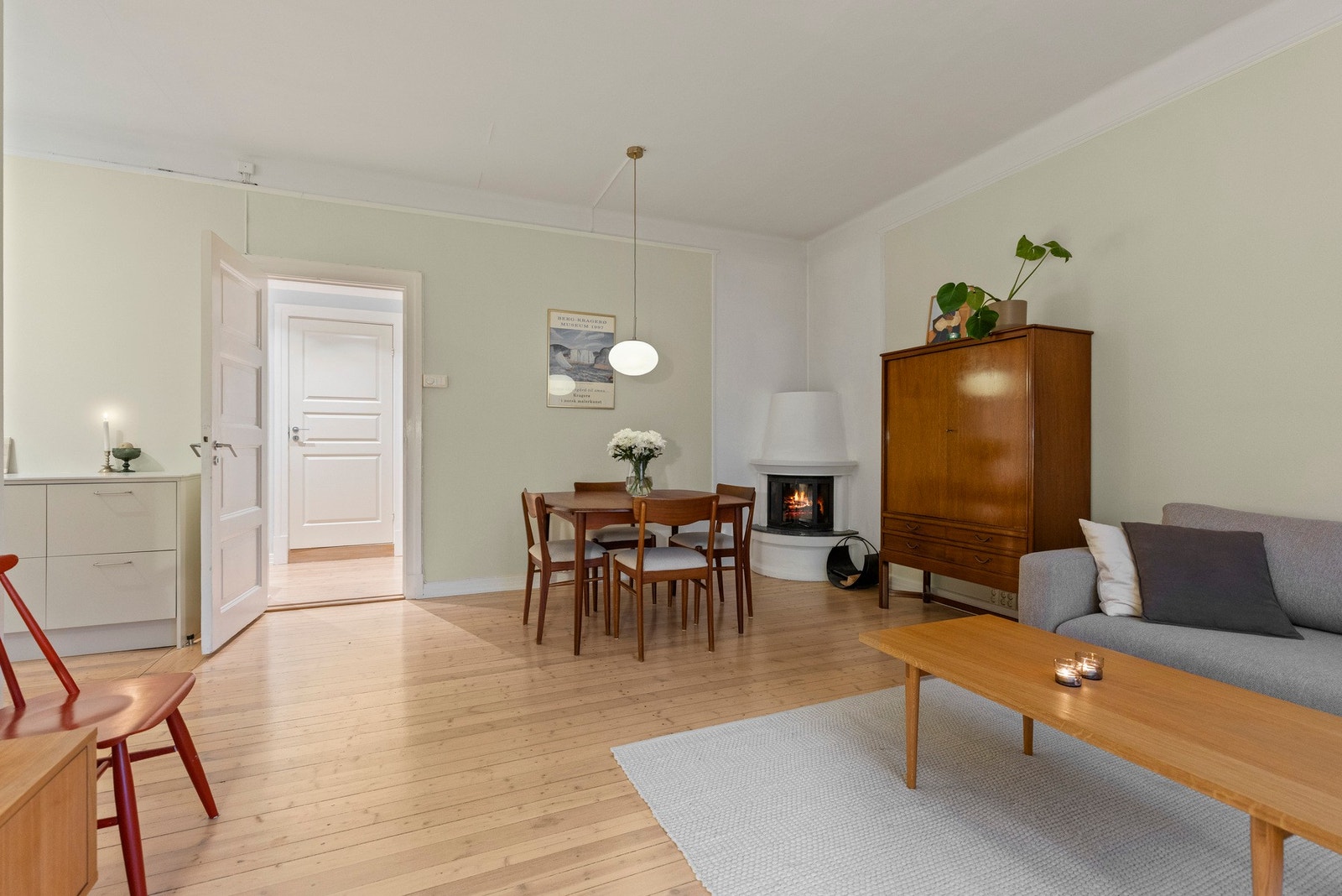 Stuen har en generøs takhøyde på hele 2,81 meter. Galleribilde