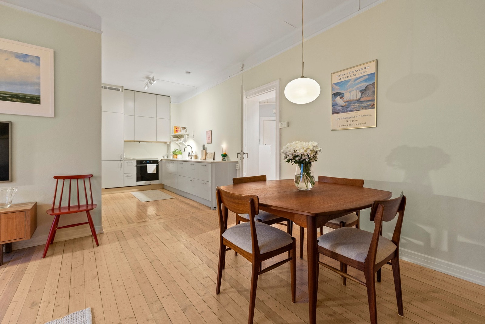 Stuen har plass til både sittegruppe og spisebord. Galleribilde