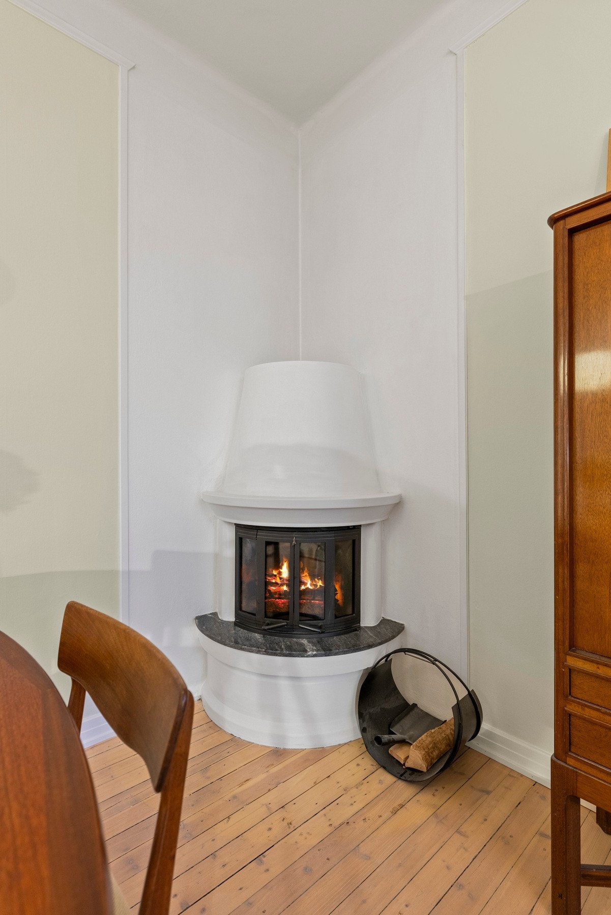 Peisen i stuen gir mulighet for lun varme fra vedfyring. Galleribilde
