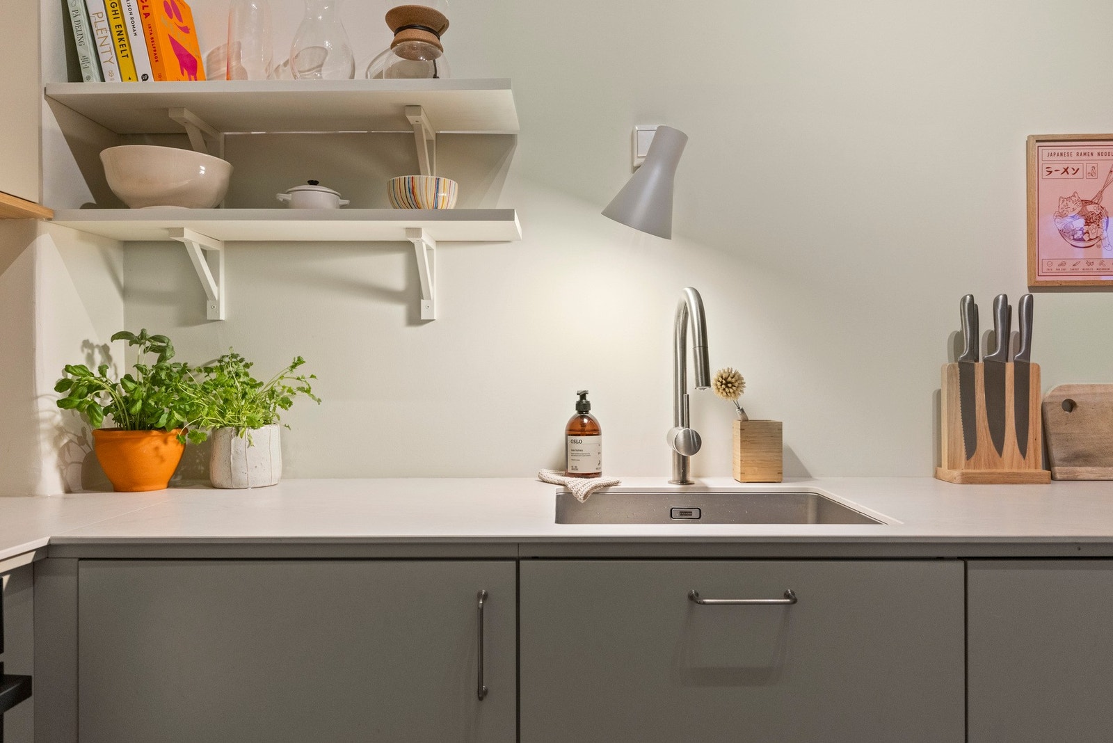 Benkeplaten er i keramikk. Dette sikrer en ekstremt hardfør og nærmest uslitelig benkeplate som er varmebestandig, slitesterk, syre- og baseresistent og ikke absorberer væske. Galleribilde