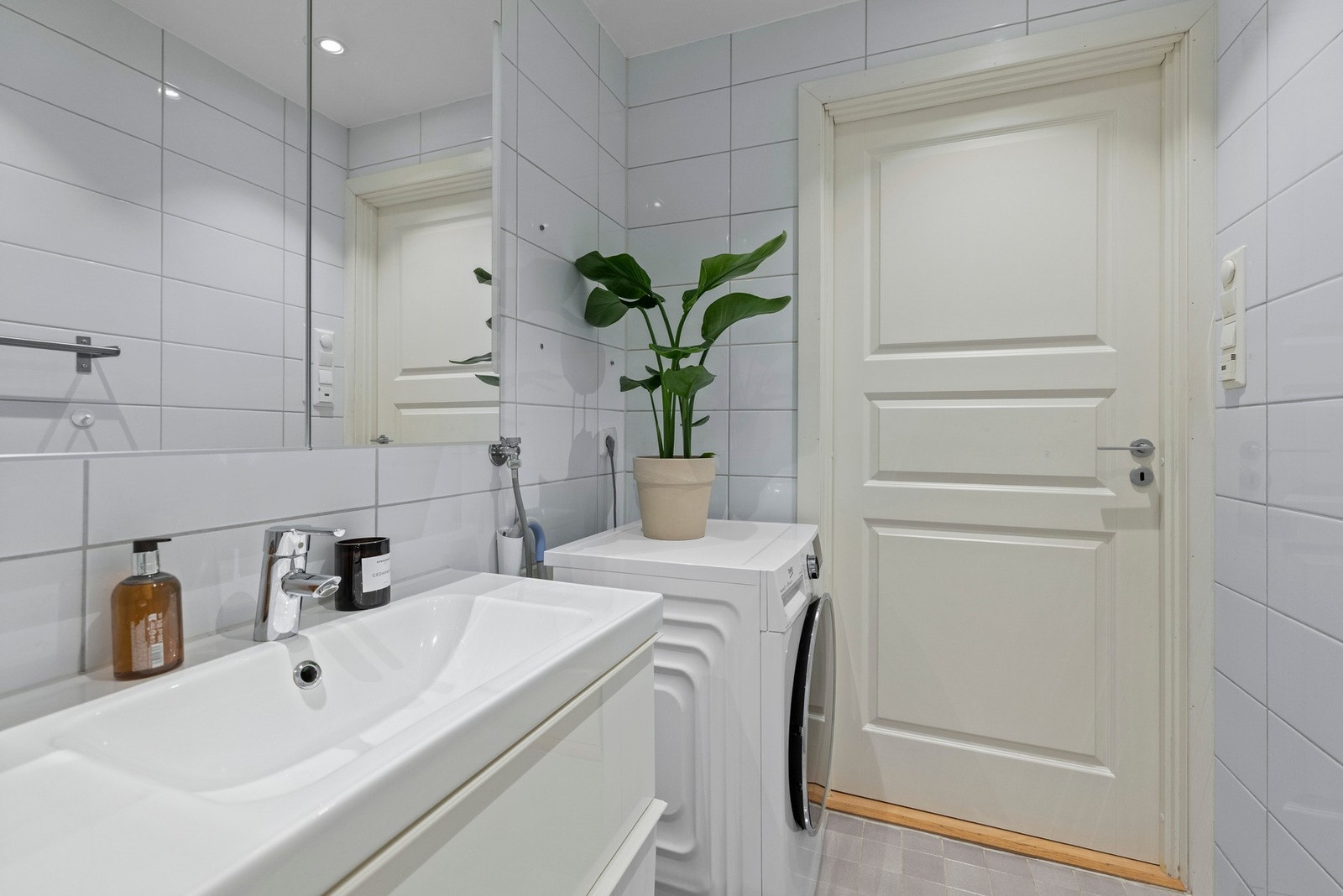 Badet har gulvvarme og opplegg for vaskemaskin. Galleribilde