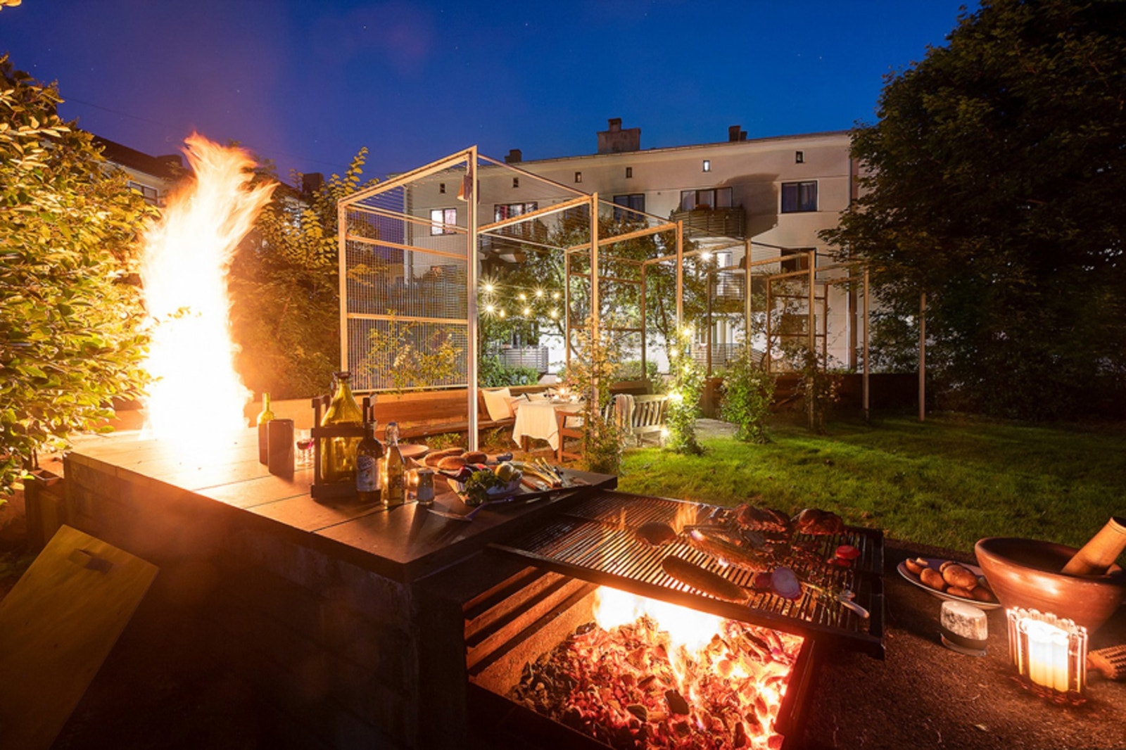 I det nydelige gårdsrommet er det sitteplasser og felles grill. Galleribilde