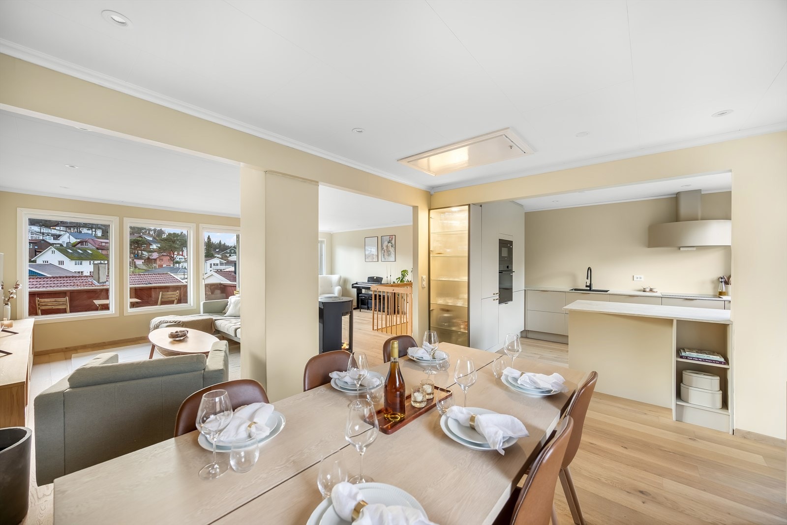 Stue og kjøkken i åpen løsning, men fin soneinndeling. Galleribilde