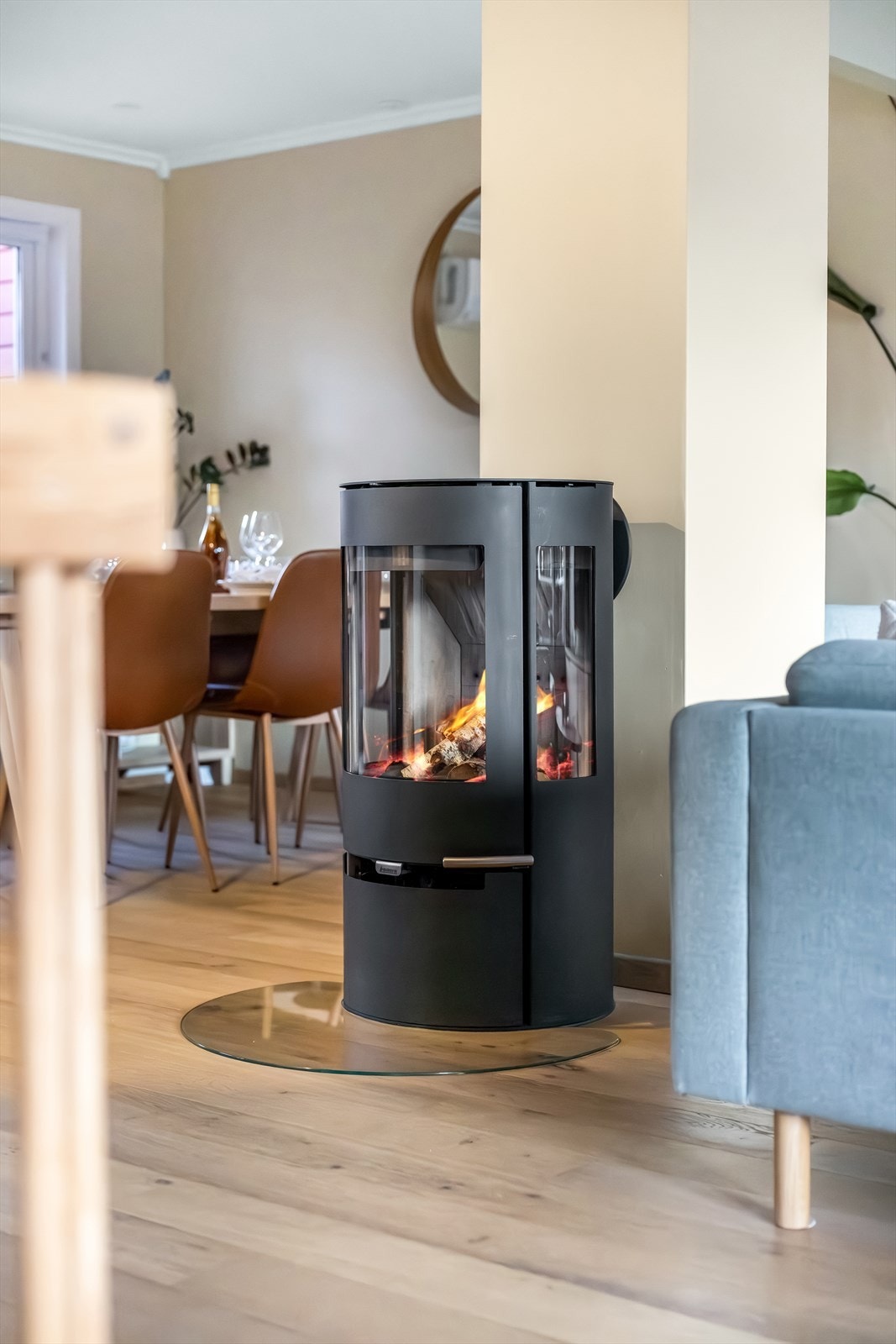 Vedovn med glassdør plassert midt i rommet, installert i 2023. Galleribilde