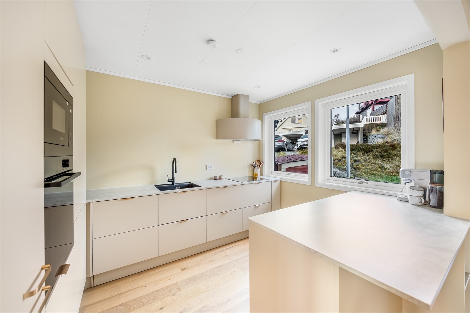 Integrerte hvitevarer. Spotter i tak. Herlig naturlig lys inn gjennom vinduer. Galleribilde