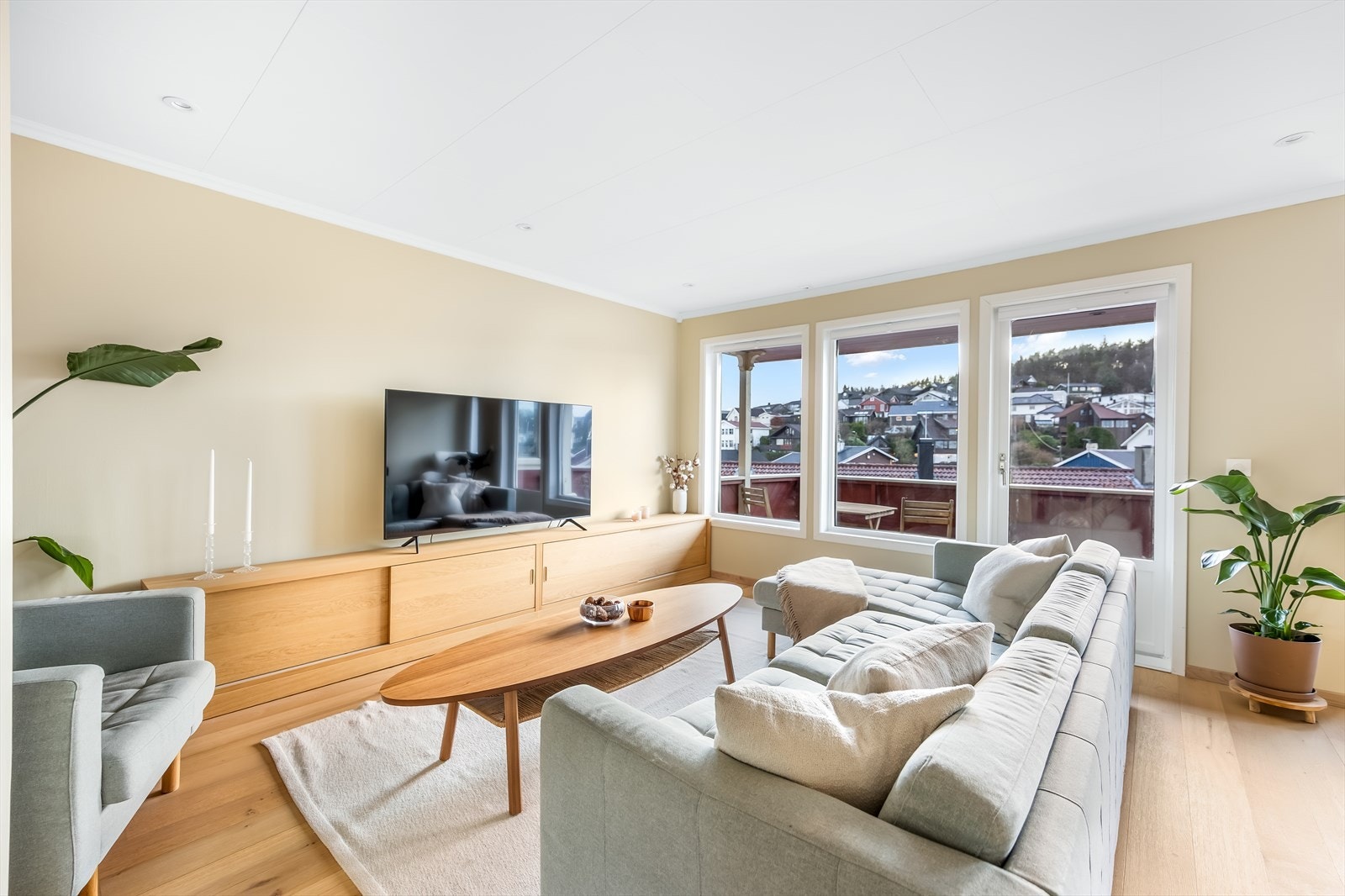 Stue - Store vinduer og dør ut til overbygget terrasse. Galleribilde