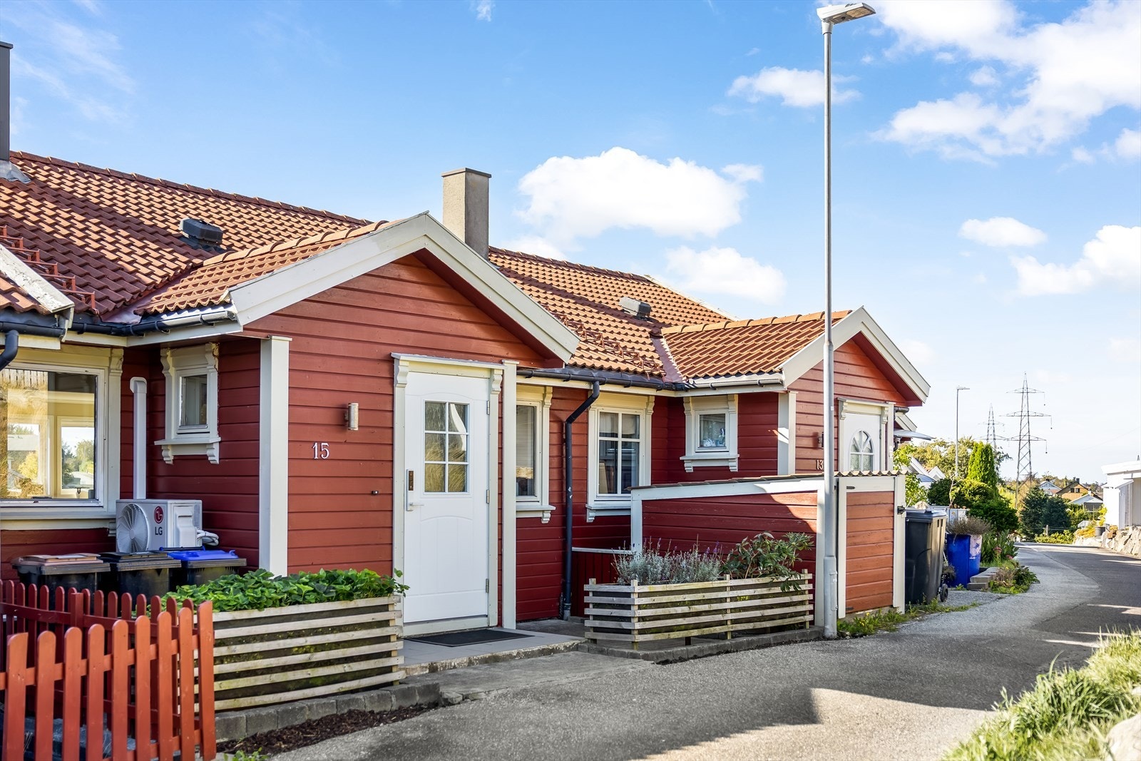 Koselig inngangsparti med blomsterkasser og platting. Galleribilde