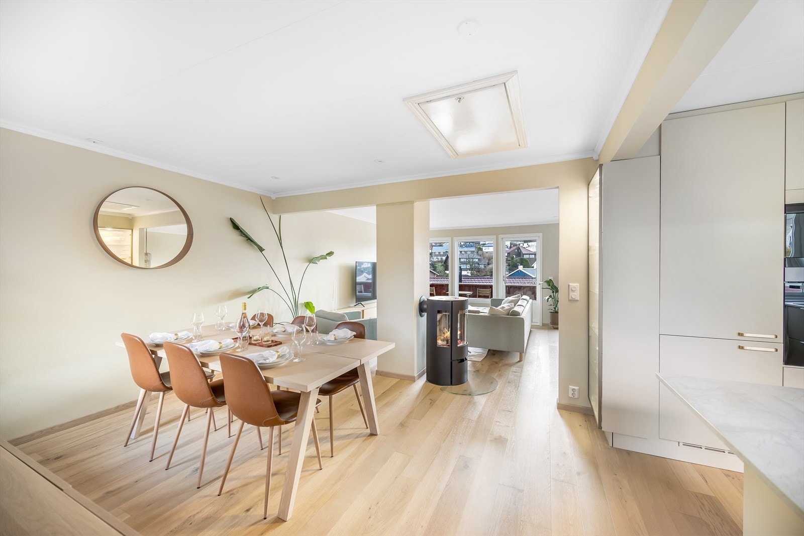 God plass til langbord i tilknytning til kjøkken. Galleribilde