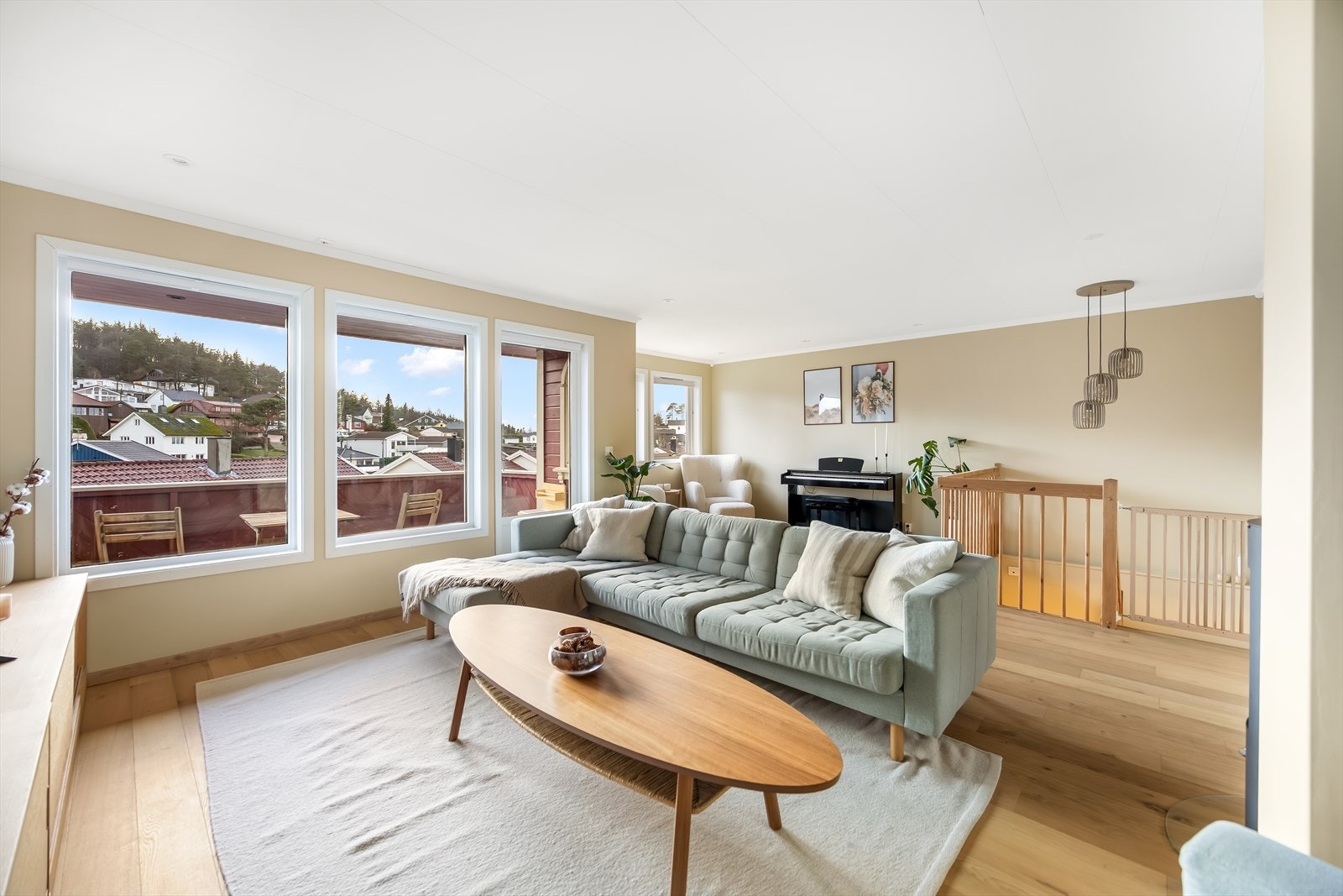 Spotter i tak. Herlig naturlig lys inn gjennom vinduer. Galleribilde