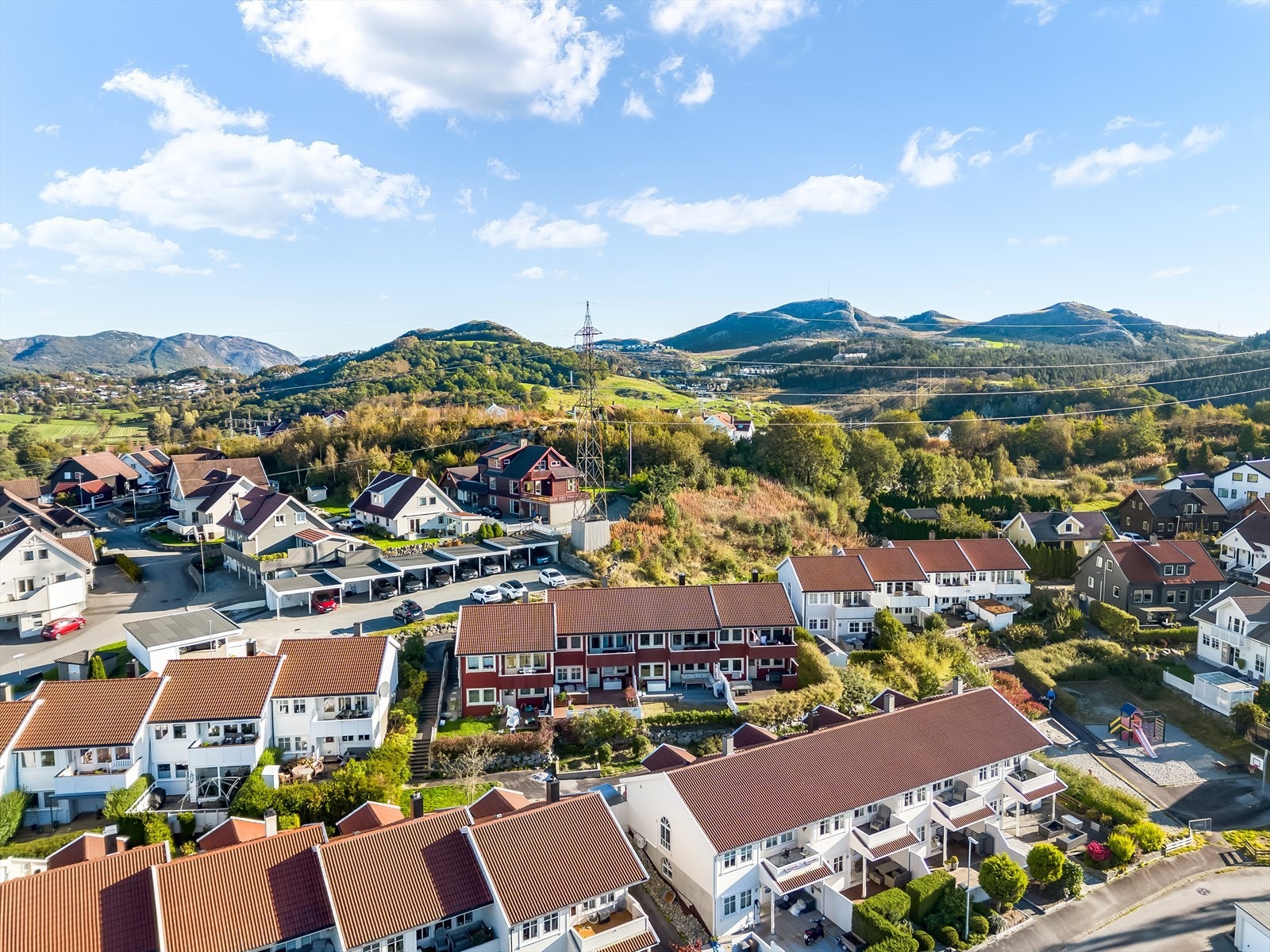 Populært område i Sandnes, med kort avstand til både natur og byliv. Beliggenheten ved Melsheia gir enkel tilgang til flotte turområder og rekreasjon i naturskjønne omgivelser. Galleribilde