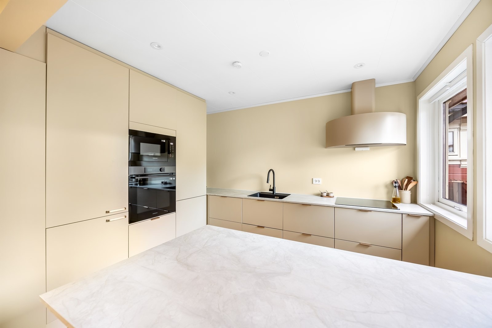 Lekkert Huseby kjøkken med god lagringsplass i skuffer og skap Galleribilde