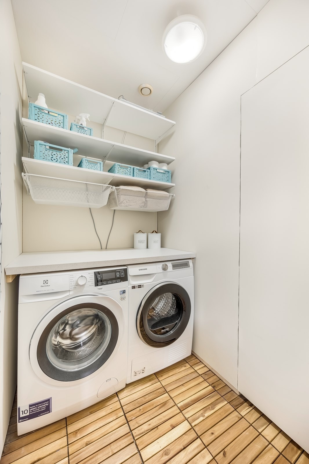 Vaskerom med hyllesystem og praktisk benkeplate. Varmtvannstank skiftet i 2024 Galleribilde