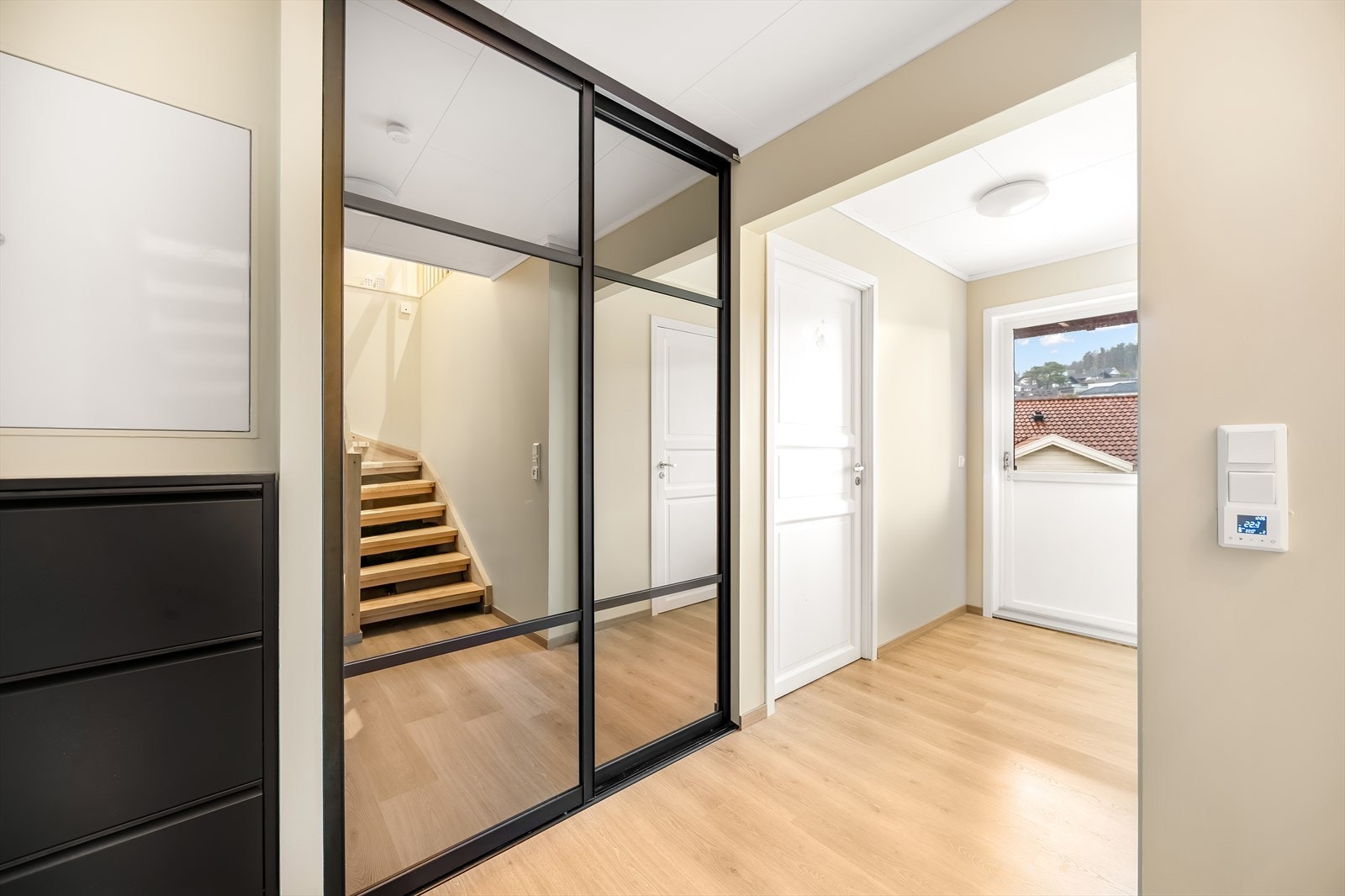 Gang med skyvedørsgarderobe og dør direkte ut til terrasse/hage. Galleribilde