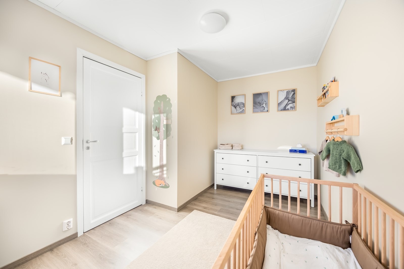 Lekre farger på veggene og nyere laminat på gulv. Galleribilde