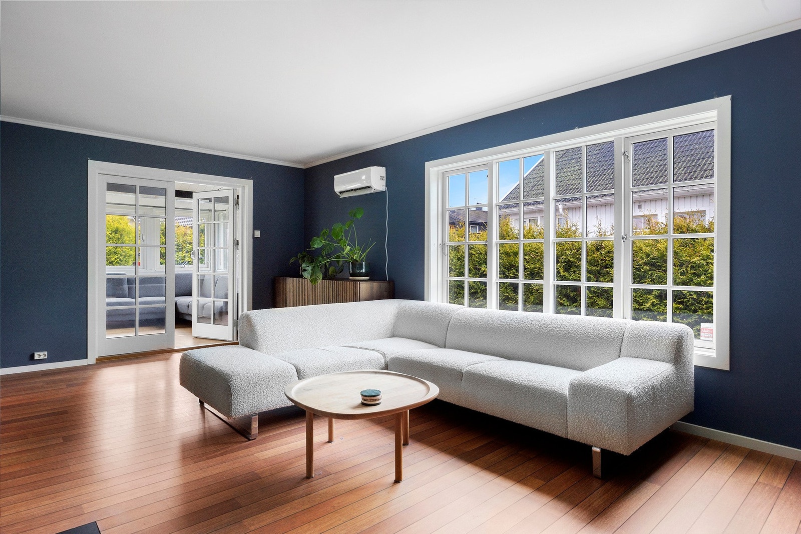 Her får du en lys og romslig enebolig med store vindusflater og rikelig dagslys. Boligen oppleves luftig og innbydende.
Eiendommen er romslig med gode solforhold og byr på flotte muligheter for lek, aktivitet og hyggelige uteplasser. Galleribilde