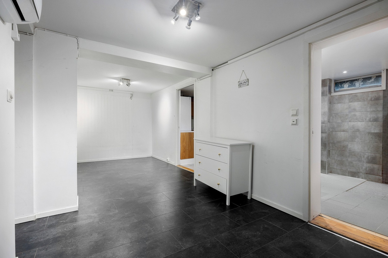 Det første som møter deg nede er en stor gang Galleribilde