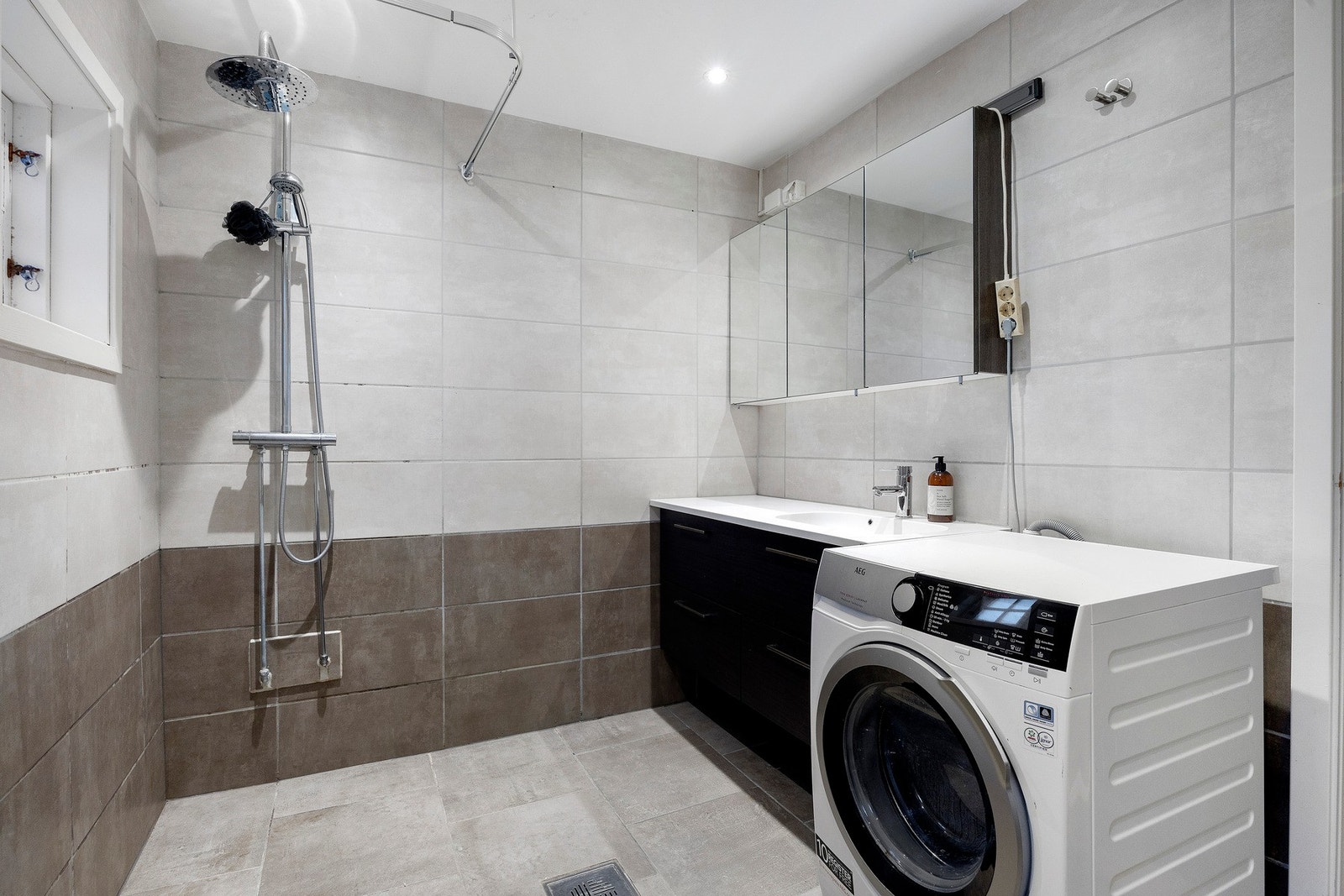 Innredningen består av servantskap, speilskap, dusj, vegghengt toalett og opplegg for vaskemaskin Galleribilde