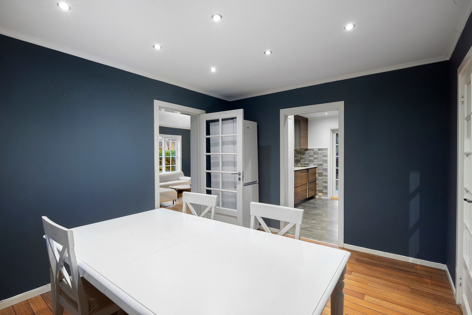 Spisestuen binder sammen kjøkkenet, stuen og entréen Galleribilde