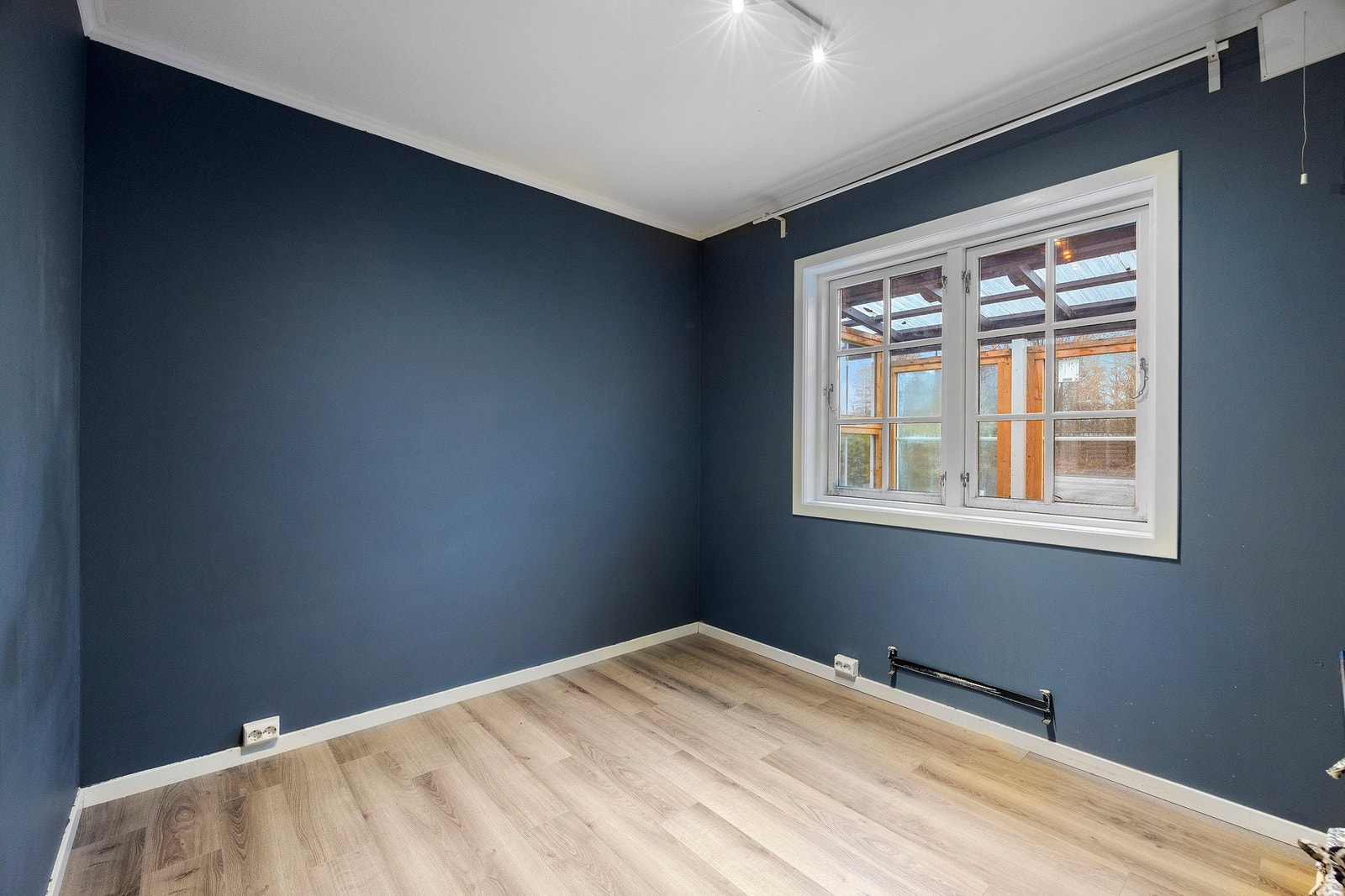 Det er god plass til møblering av en romslig seng, nattbord og annet ønskelig møblement Galleribilde