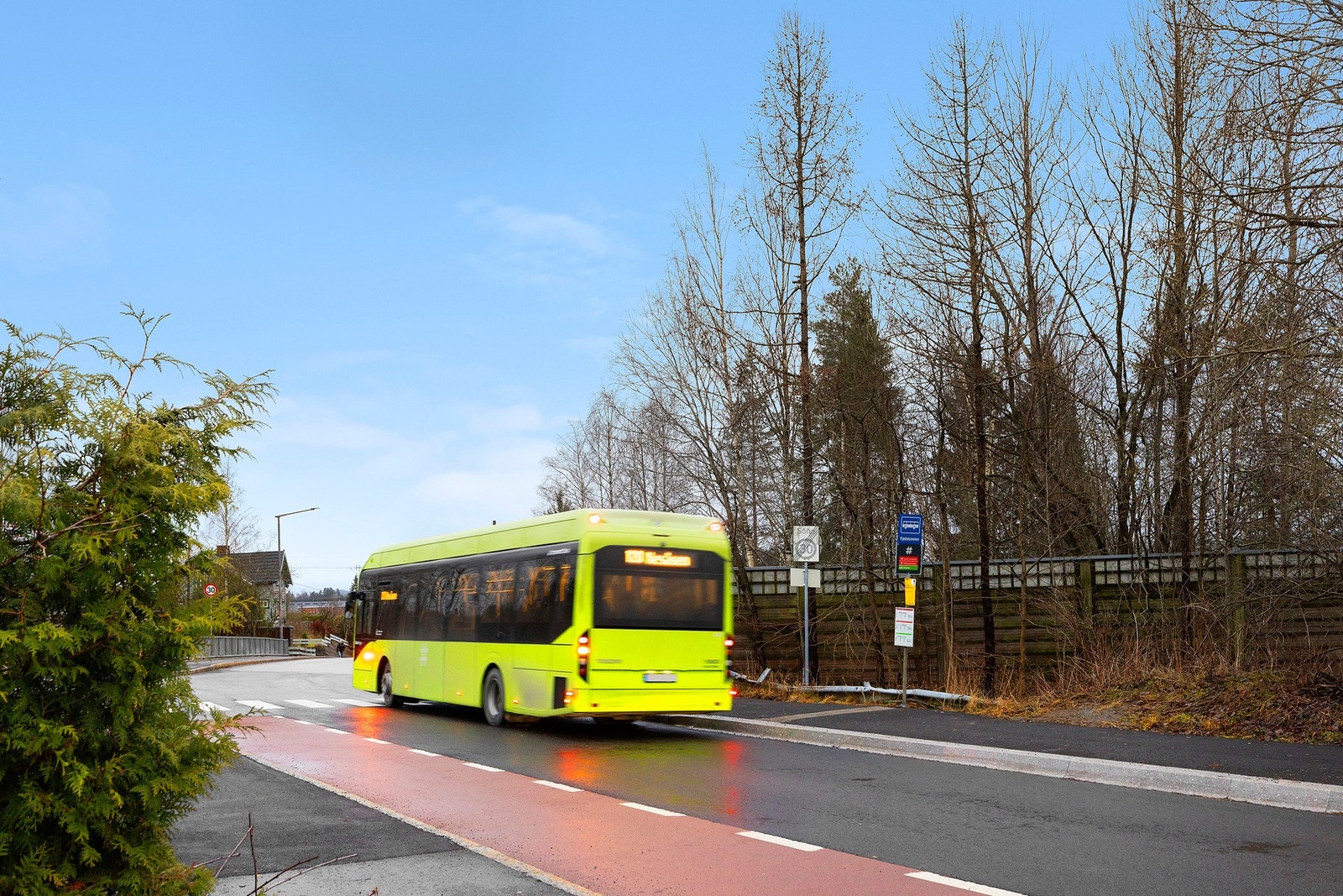 Nærmeste busstopp er Fjellstuveien. Her går linjene 64 Furuset/Stovner, 67 Lørenskog sentrum/Økern og 120 Nesåsen/Stovner Galleribilde