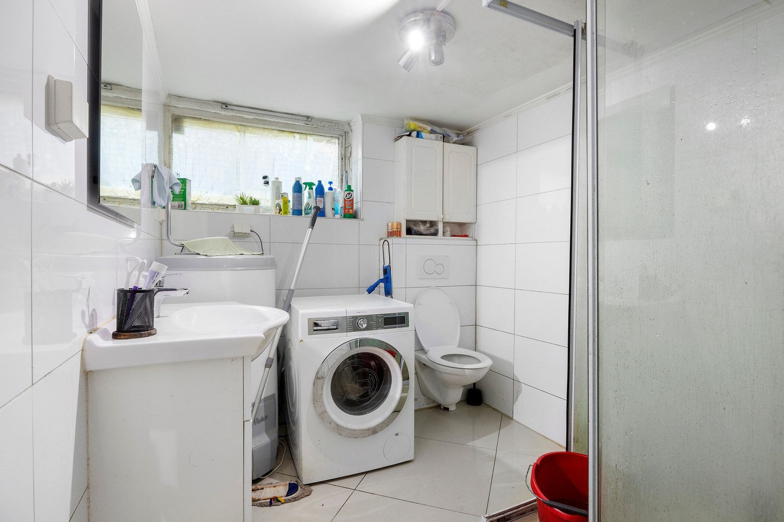 Rom innredet som bad med fliser og varmekabler i gulvet. Innredningen består av vegghengt toalett, servant, dusjkabinett og opplegg for vaskemaskin. Ikke godkjent for varig opphold Galleribilde