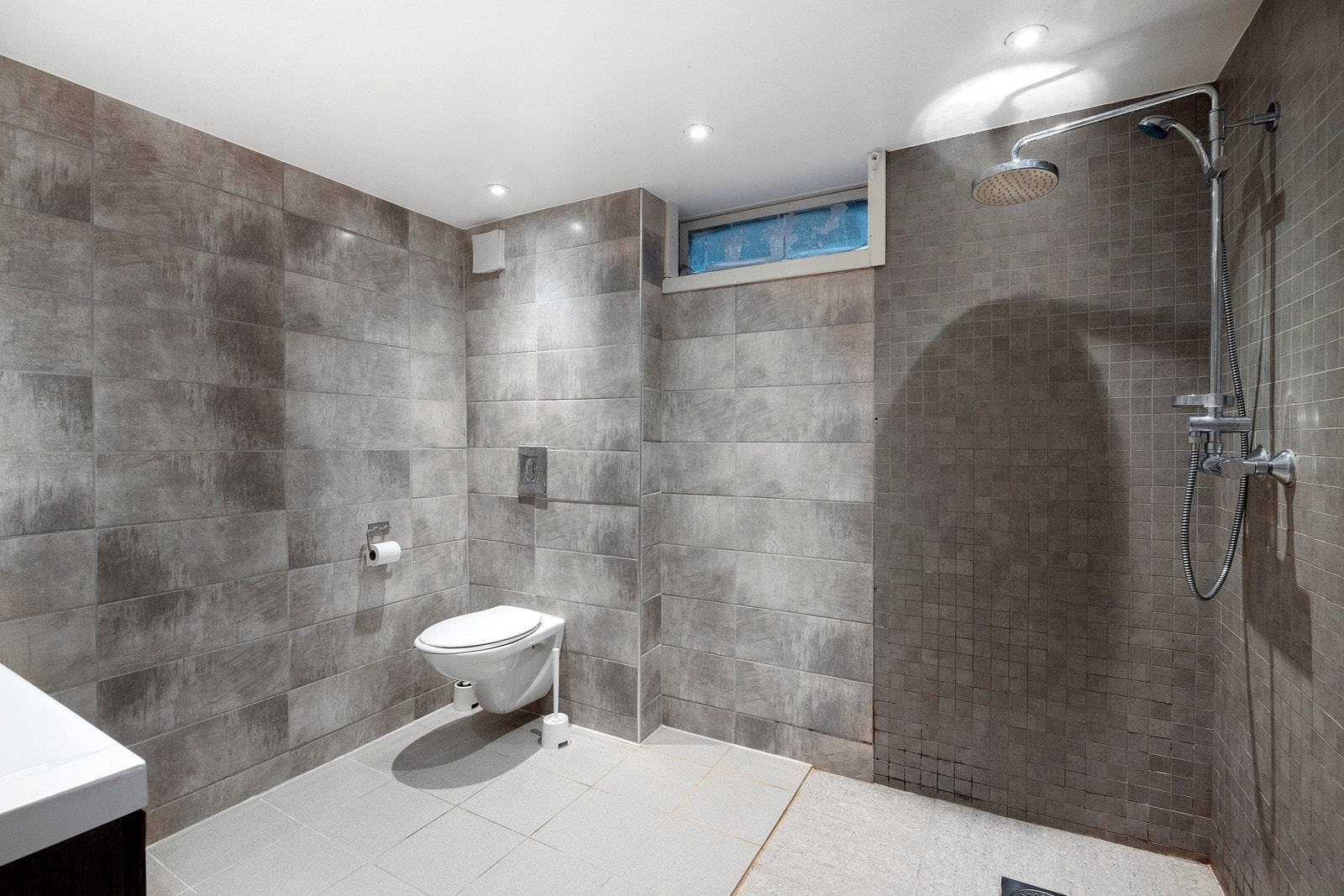 Rommet er innredet med vegghengt toalett, servantinnredning, speilskap og dusj. Ikke godkjent for varig opphold Galleribilde