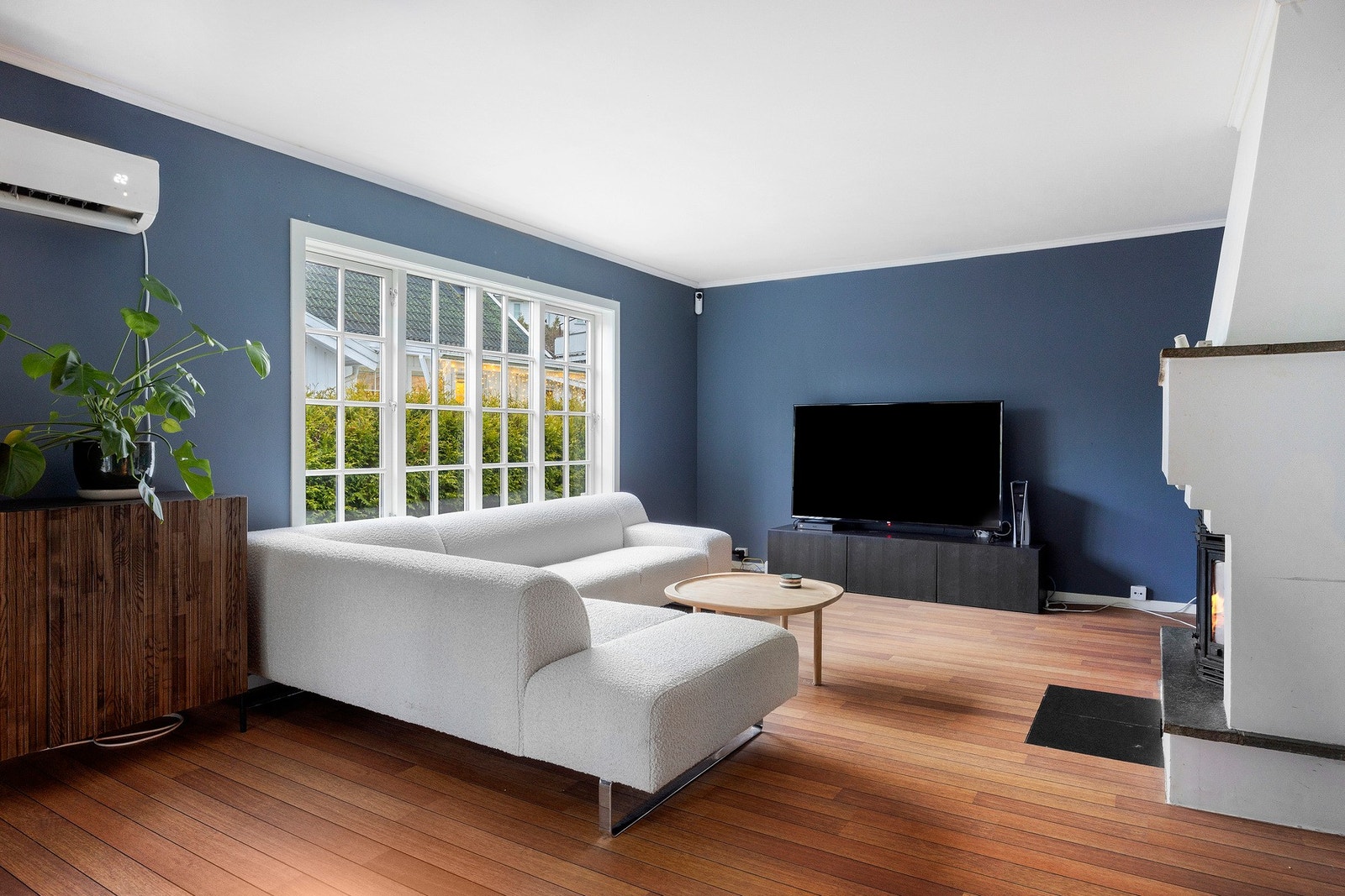 Det er god plass til møblering av sofa med sofabord, mediemøblement og sjenk Galleribilde