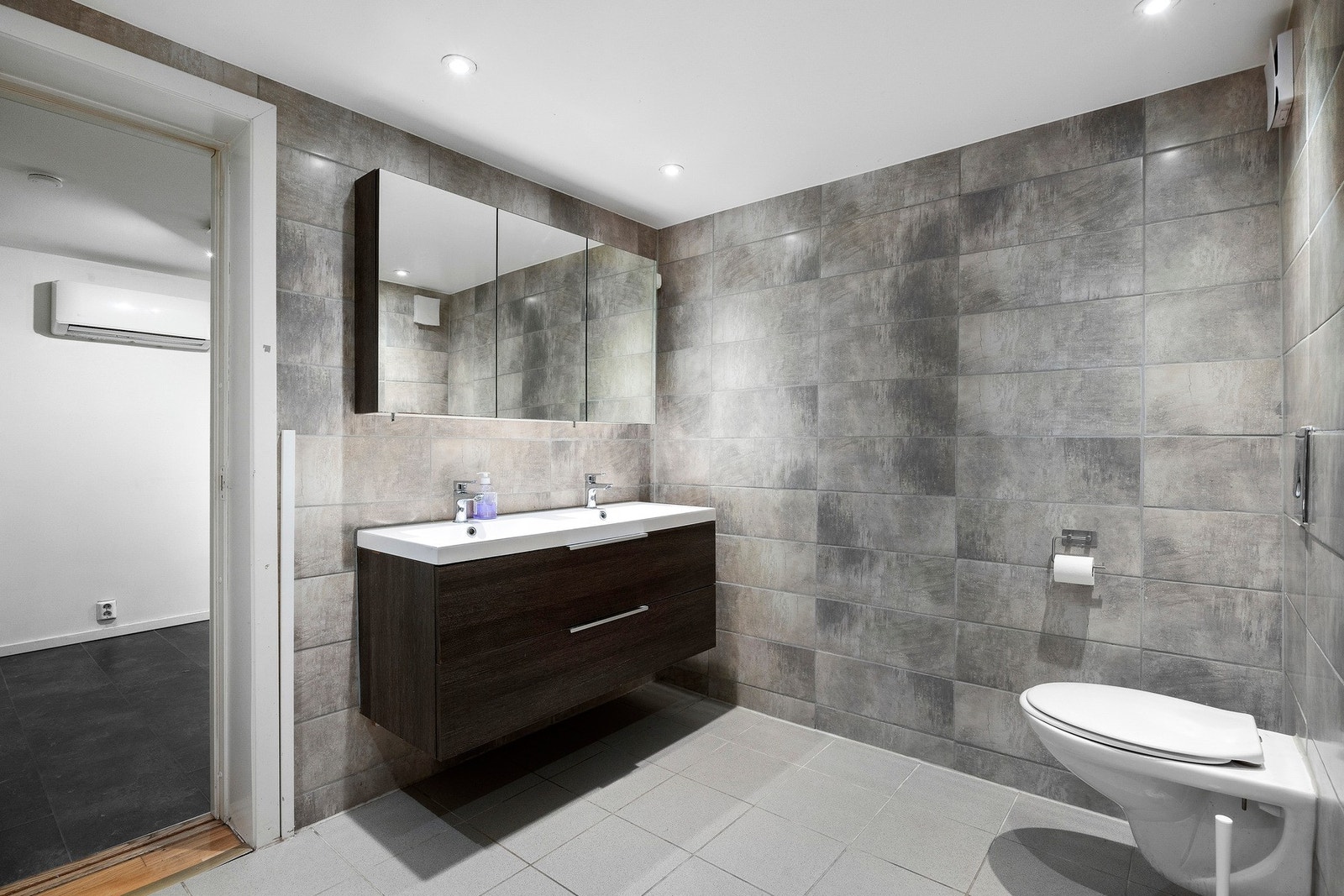 Rom innredet som bad, med fliser på vegger og gulv med varmekabler. Ikke godkjent for varig opphold Galleribilde