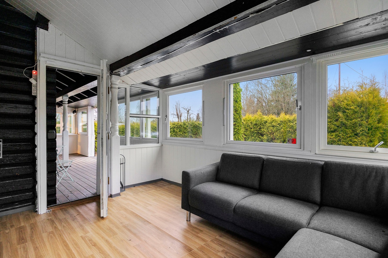 Terrassen er innglasset med trevegger og store vindusflater som gir et godt lysinnslipp Galleribilde