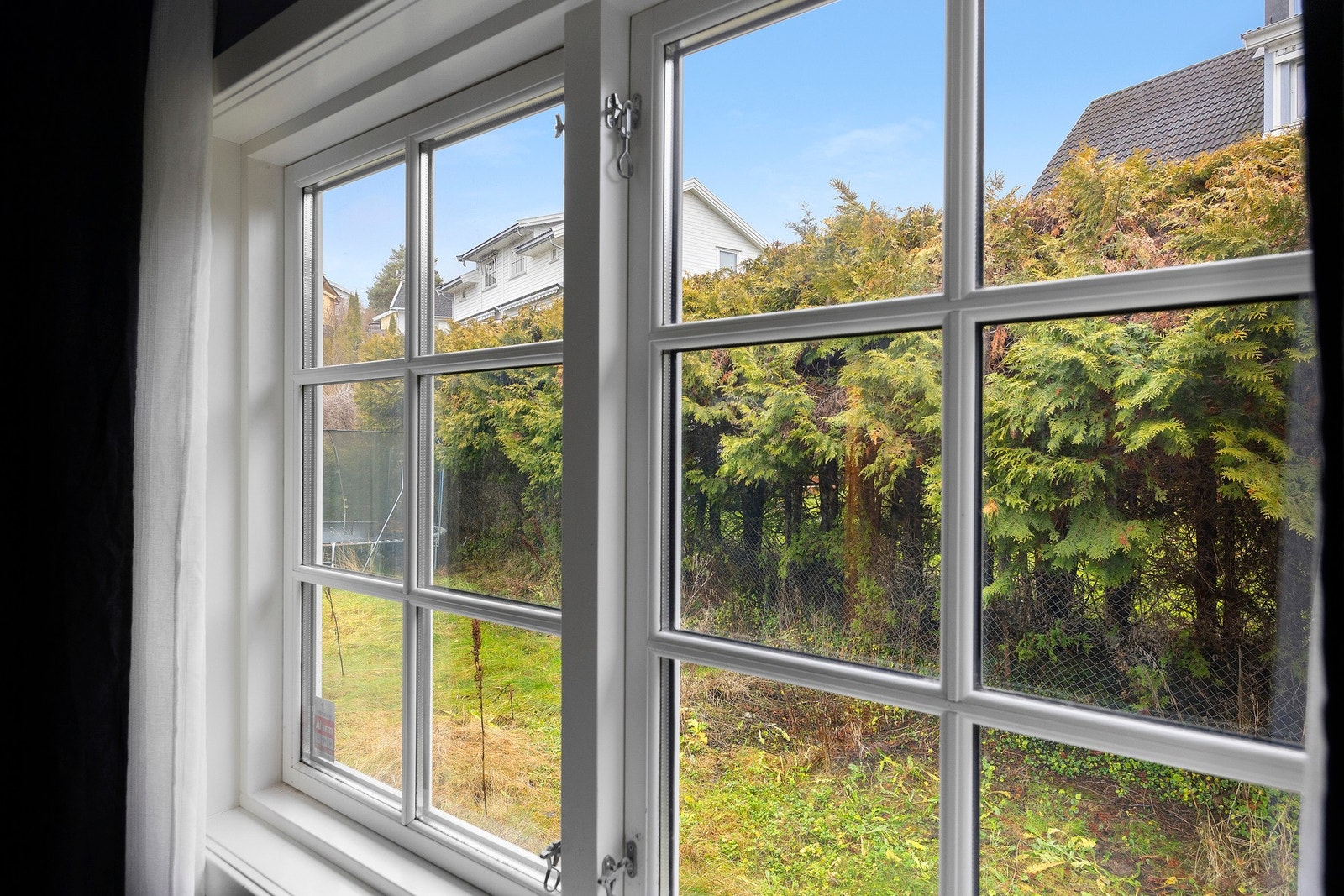 Vinduene vender mot bakhage, som gjør at rommet ligger mer skjermet for støy Galleribilde