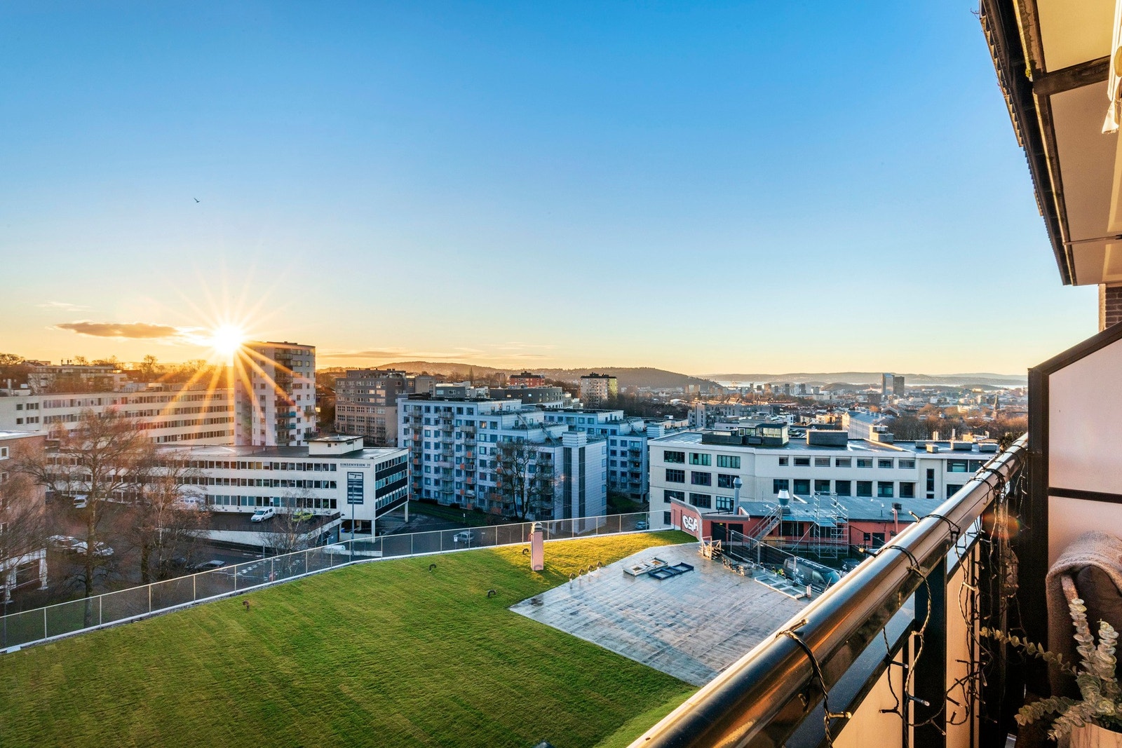 Solrik balkong og hyggelig utsyn over flotte grøntområder. Herfra kan du skimte fjorden i horisonten. Galleribilde