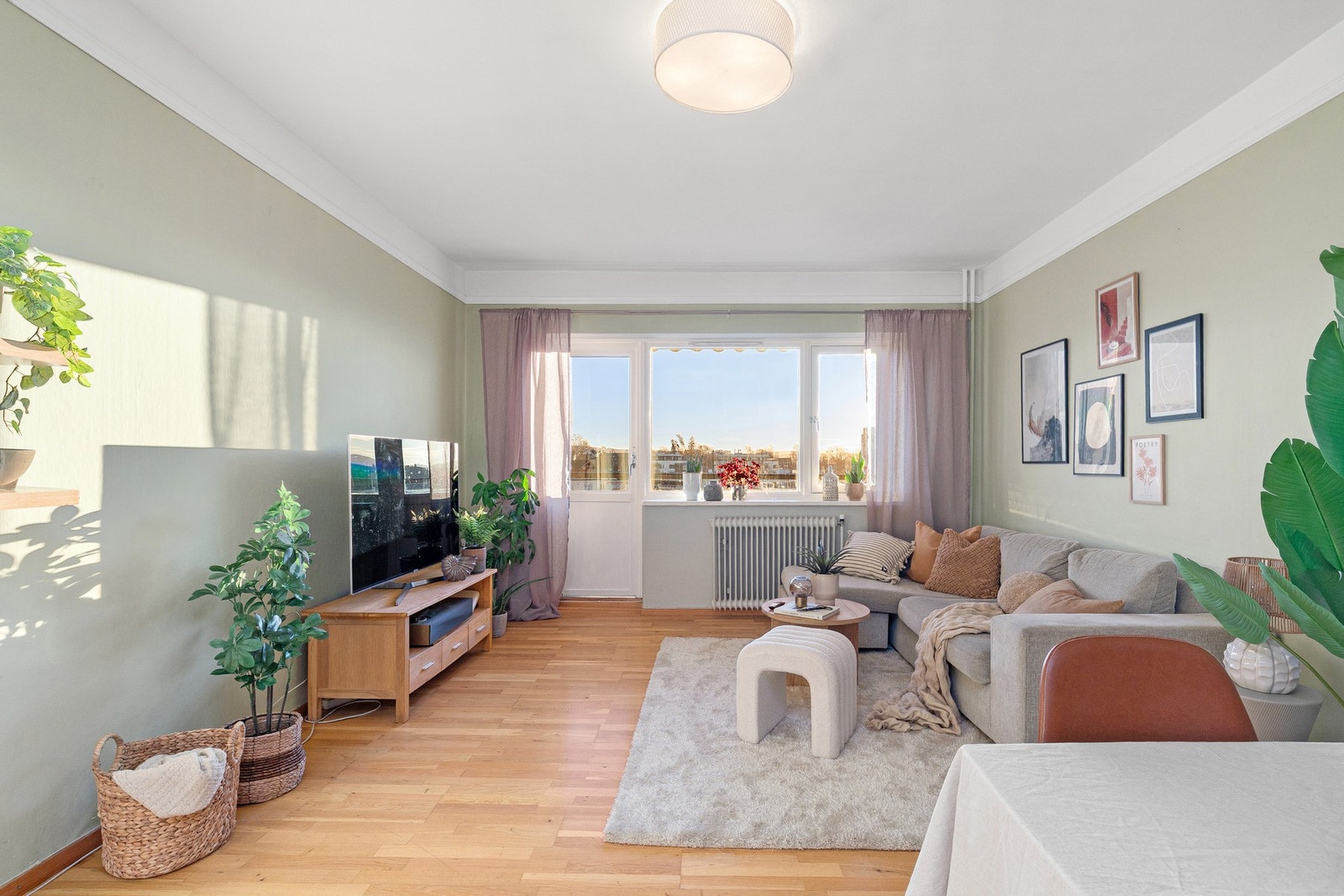 Stuen er et lyst og behagelig samlingspunkt med god plass til både avslapning og sosiale stunder. Galleribilde