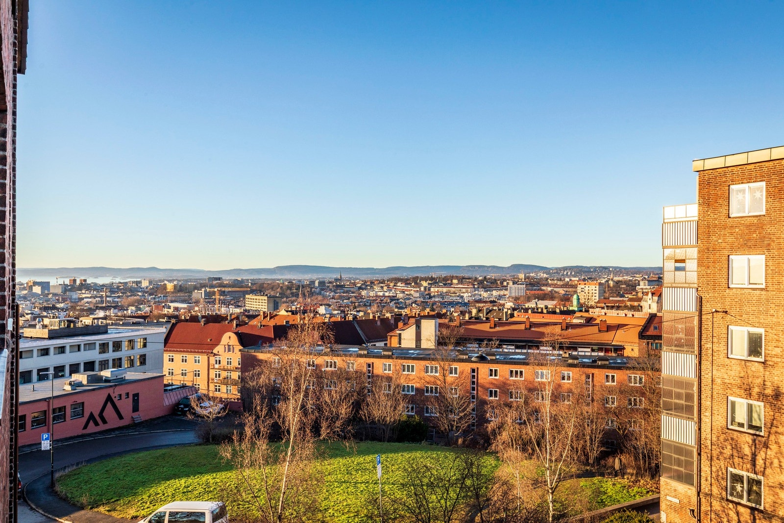 Fra kjøkkenvinduet kan du nyte den herlige utsikten. Galleribilde