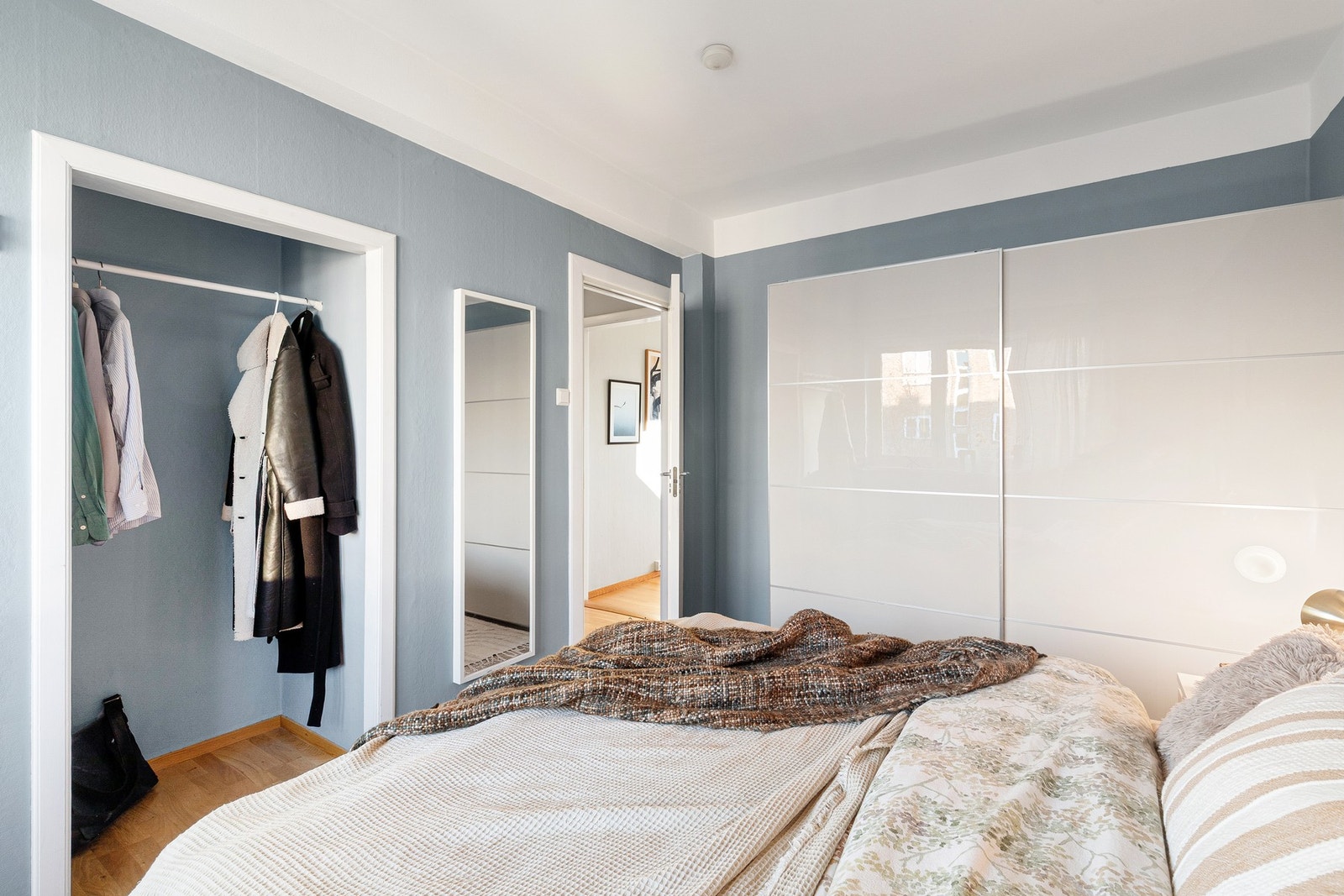 Her er det godt med oppbevaringsplass i garderobenisje og stort garderobeskap. Galleribilde