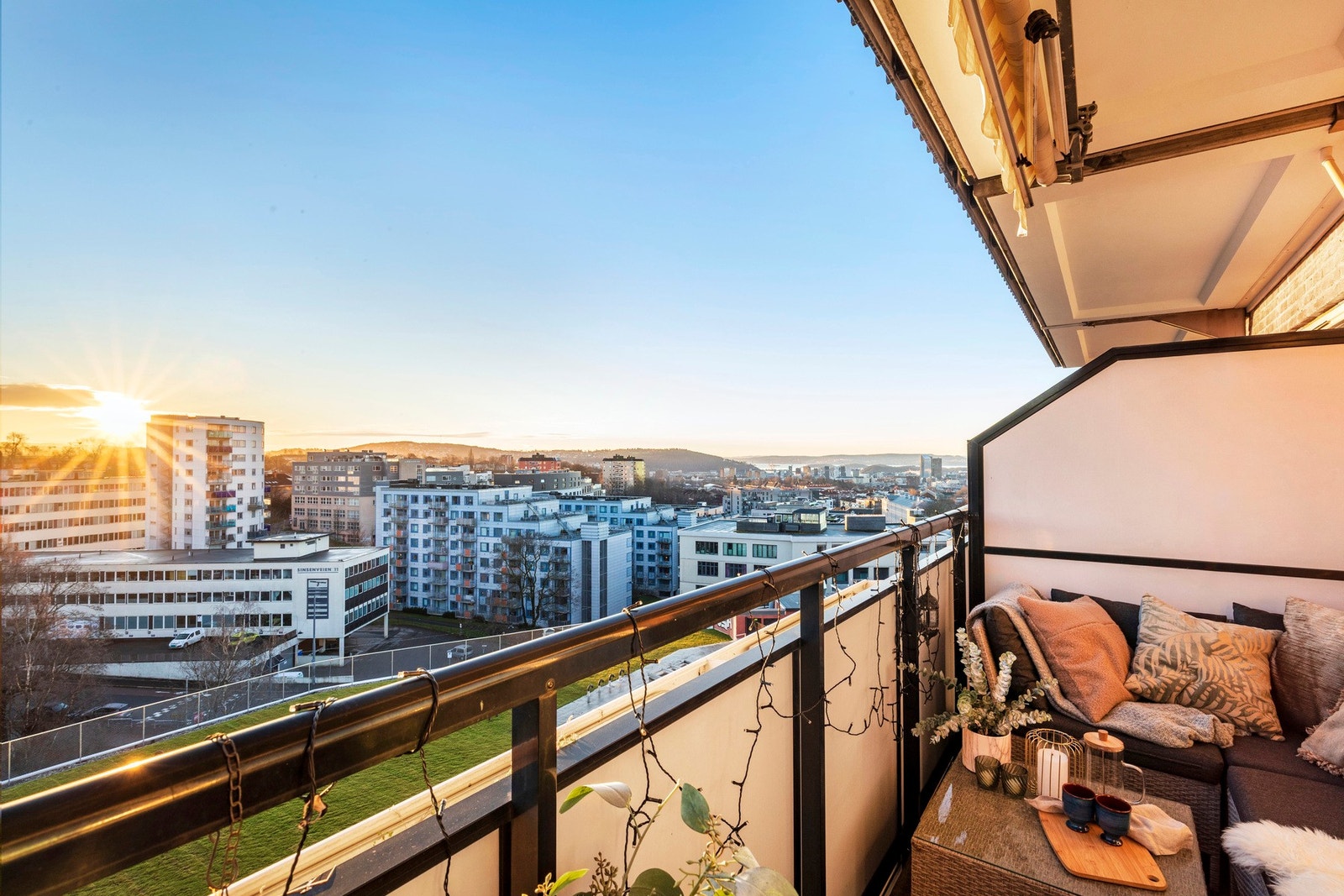 Her kan du nyte solen fra morgenen og utover dagen, et sted som gir boligen et ekstra løft. Galleribilde