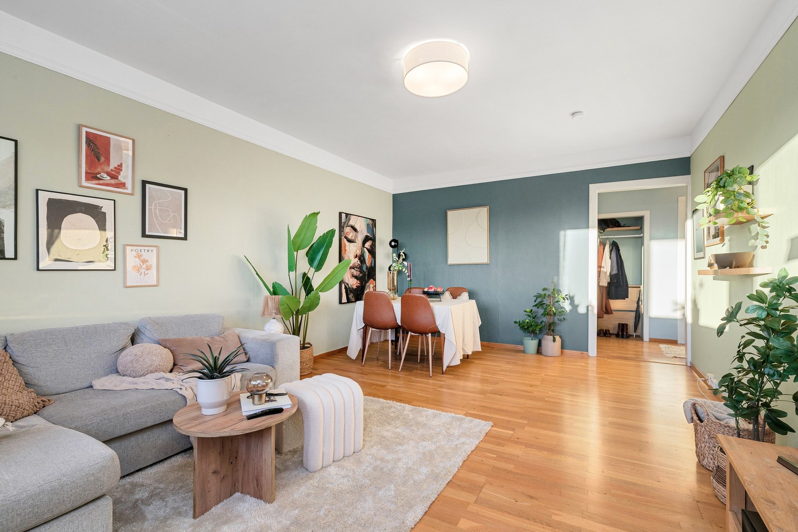 Leiligheten har en gjennomgående planløsning som gir lys og romfølelse fra start til slutt. Dagslyset strømmer naturlig gjennom hele boligen. Galleribilde