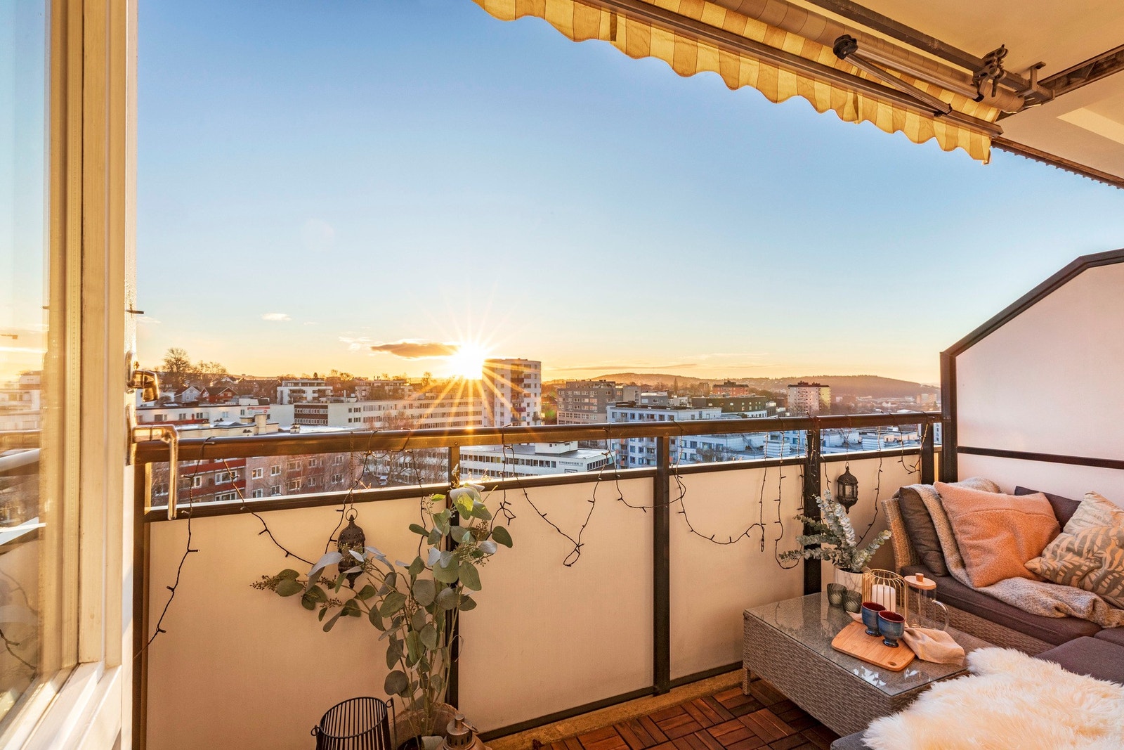 Leter du etter et hjem som føles lyst, luftig og innbydende fra første steg inn døren? Da vil Schouterrassen 3 garantert falle i smak.
Foto: Hanne Bruland Galleribilde