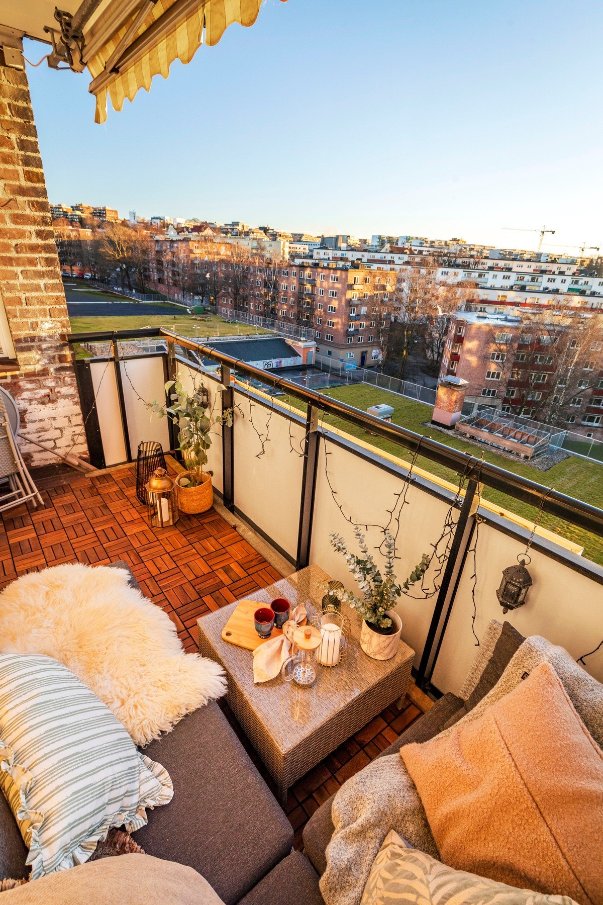 Balkongen gir rom for både avslapning og sosiale stunder, og kan enkelt gjøres om til din egen lille oase. Galleribilde