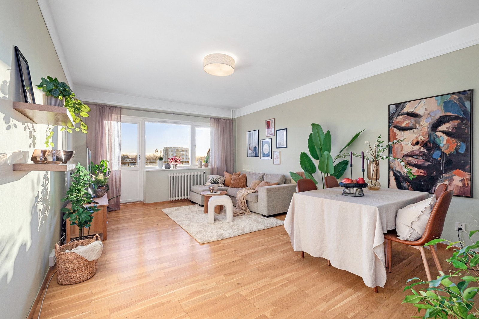 Leiligheten byr på en lun atmosfære både inne og ute, her er det lett å finne roen. Galleribilde