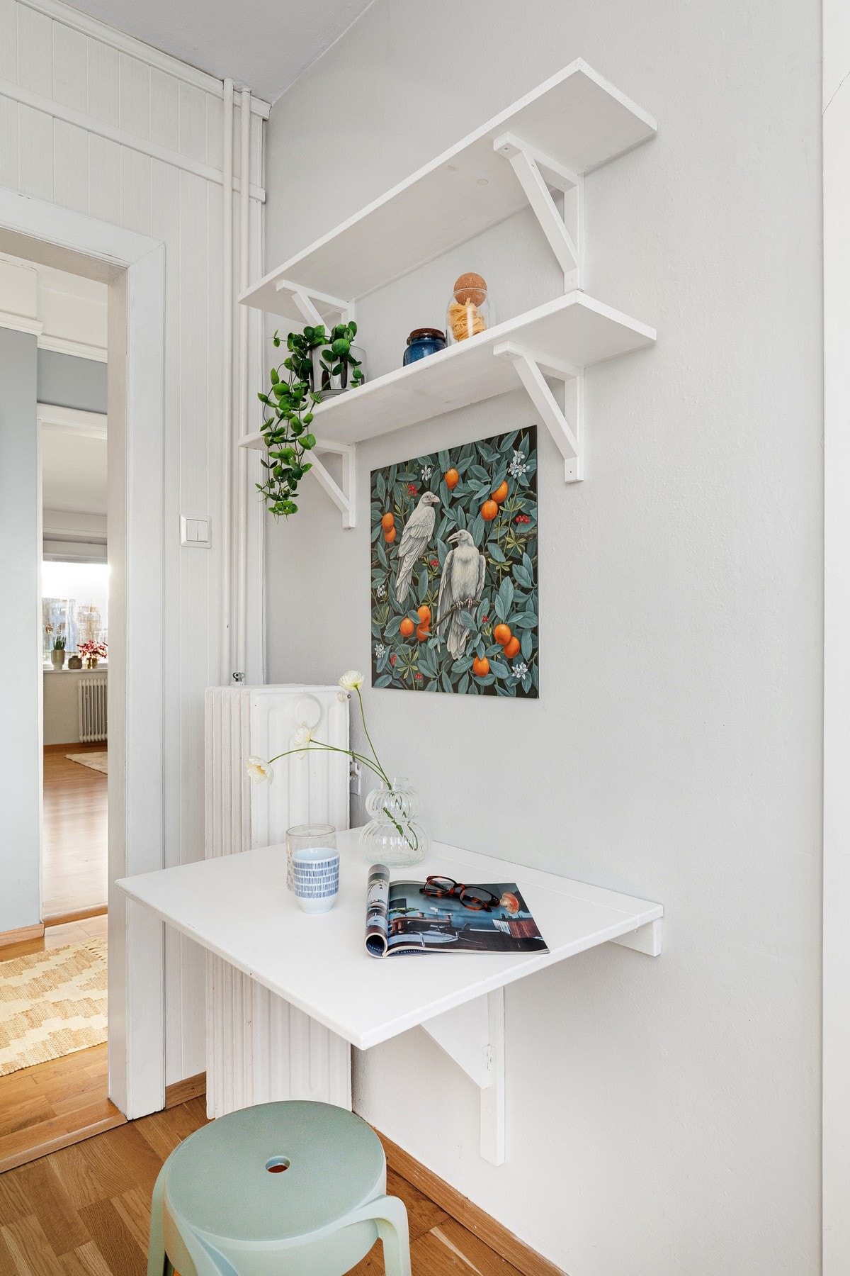 Den praktiske bordløsningen blir et perfekt sted å nyte morgenkaffen eller et glass vin mens middagen putrer. Galleribilde