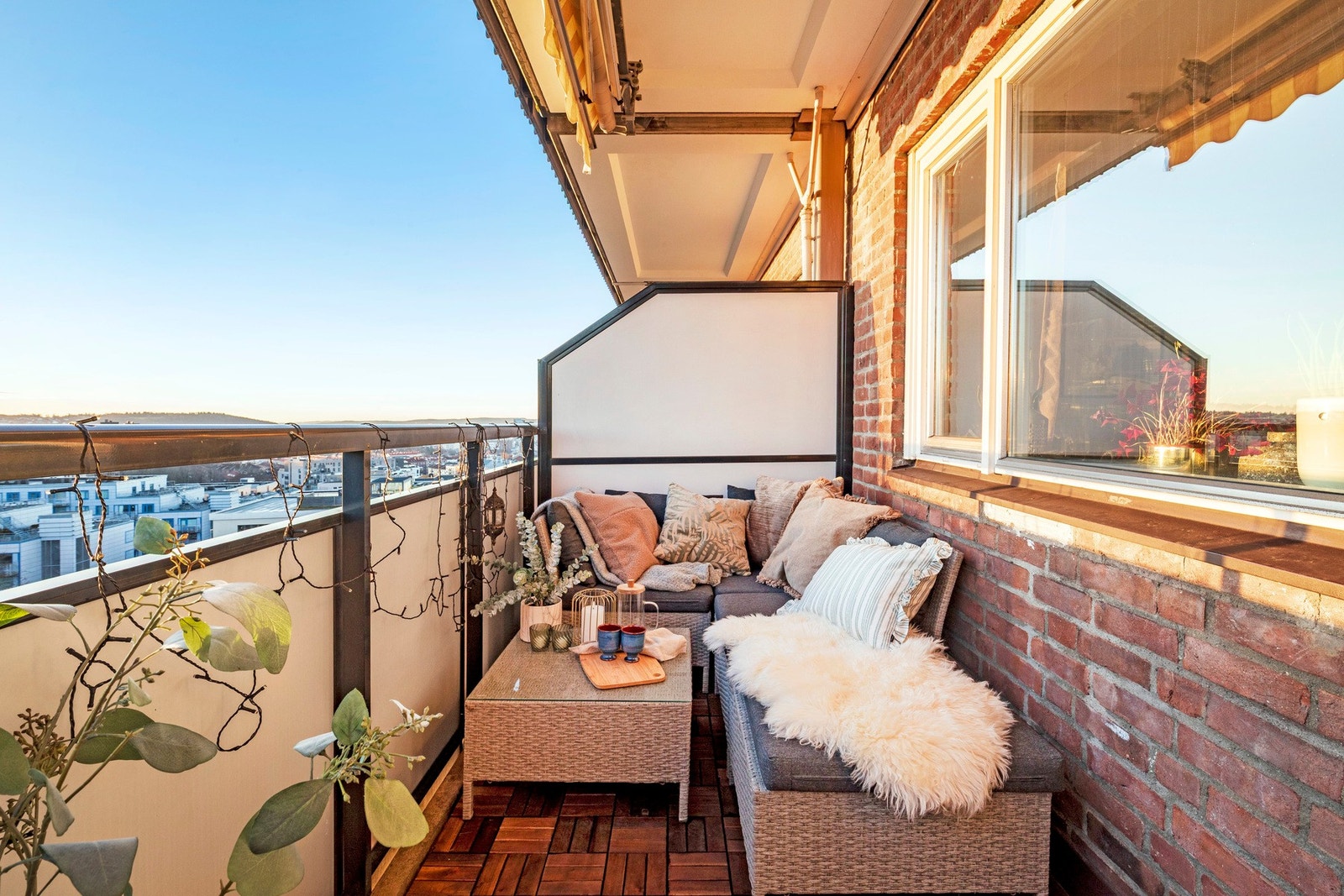 Balkongen på ca. 6,2 kvm gir god plass til utemøblement, perfekt for små måltider i frisk luft. Galleribilde