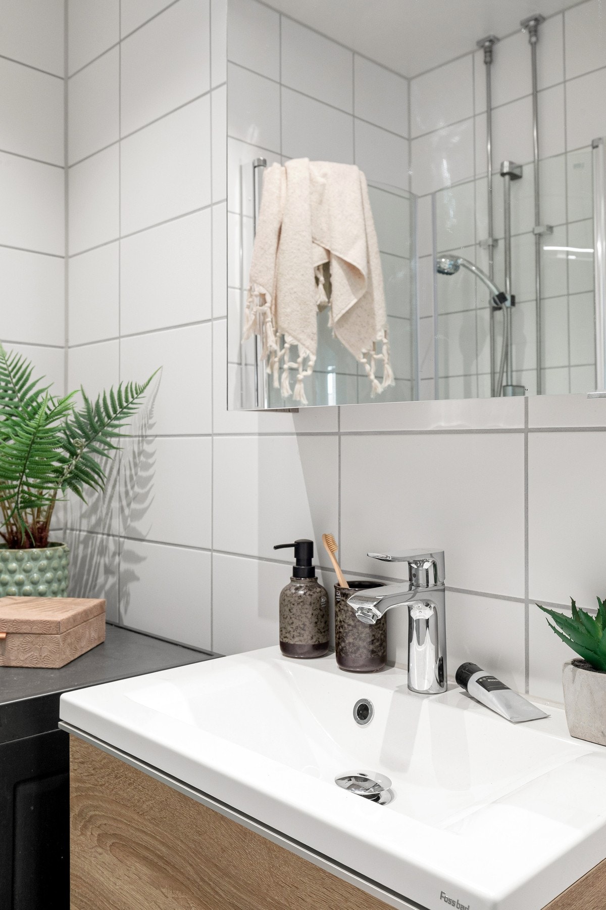 Det er varmekabler i gulv og opplegg for vaskemaskin på badet. Galleribilde