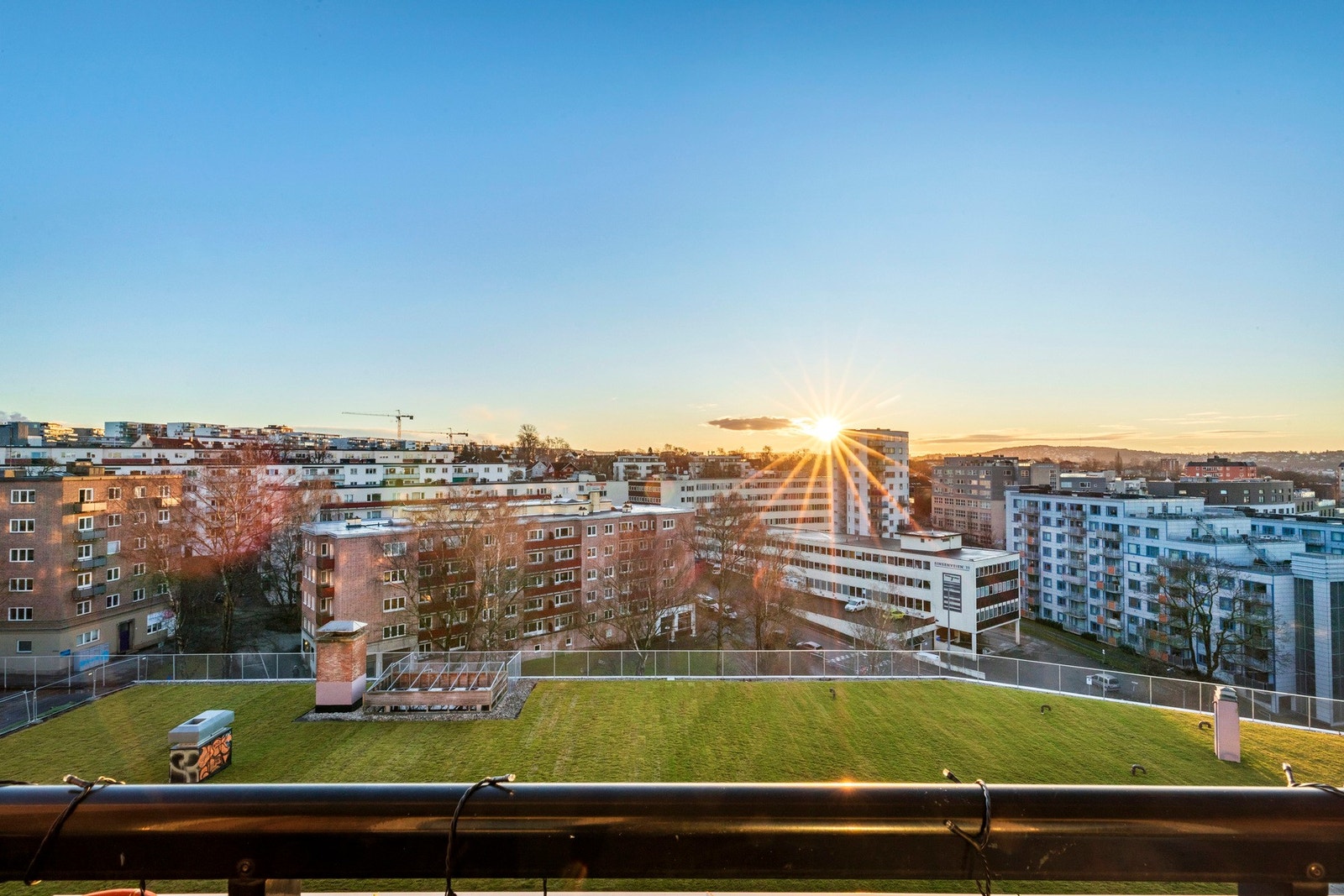 Den luftige avstanden til nabobygg gir balkongen et åpent, skjermet utsyn med behagelig privatliv. Galleribilde