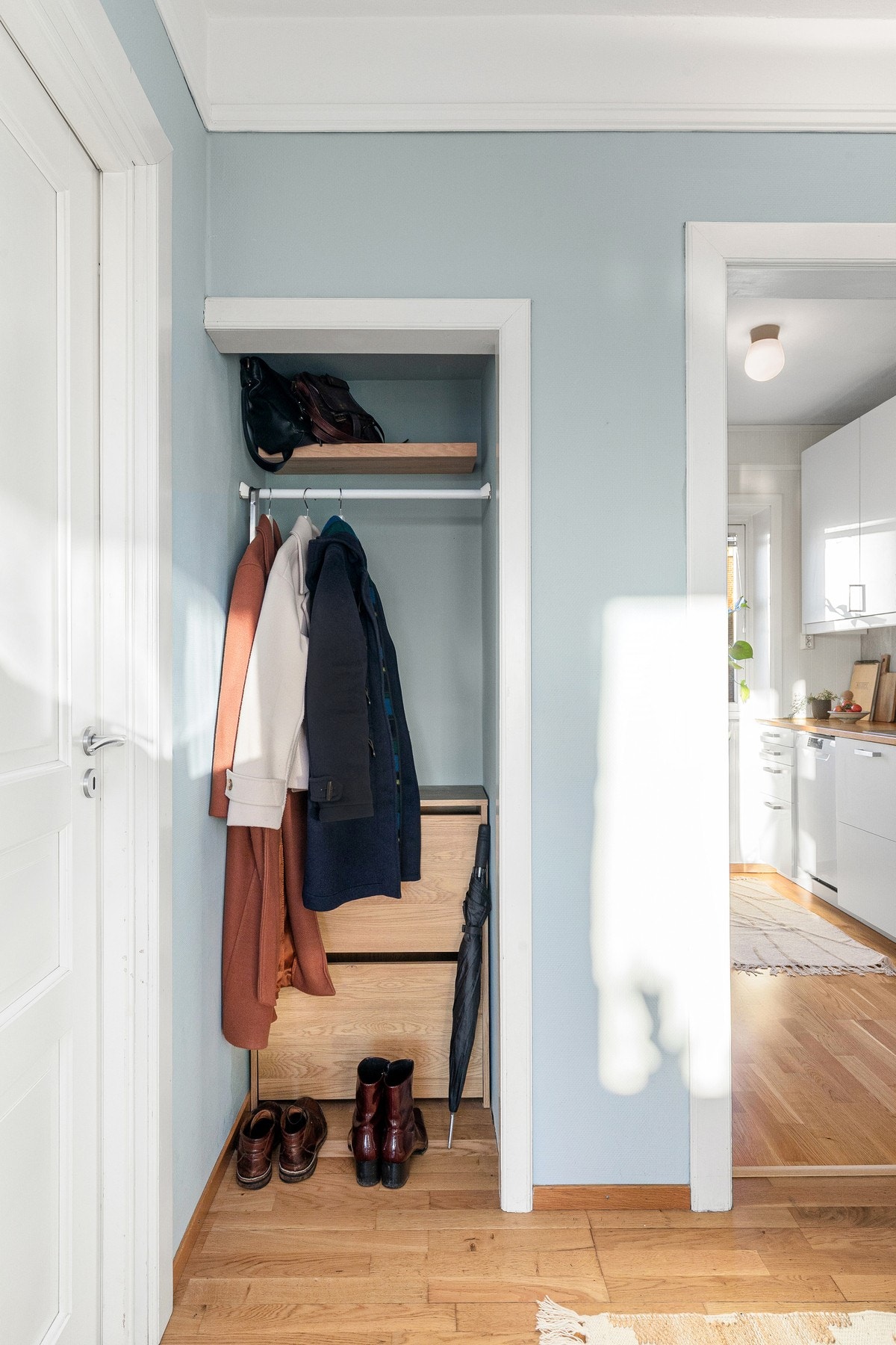 I entréen er det et praktisk, innebygget garderobeløsning for oppbevaring av yttertøy. Galleribilde